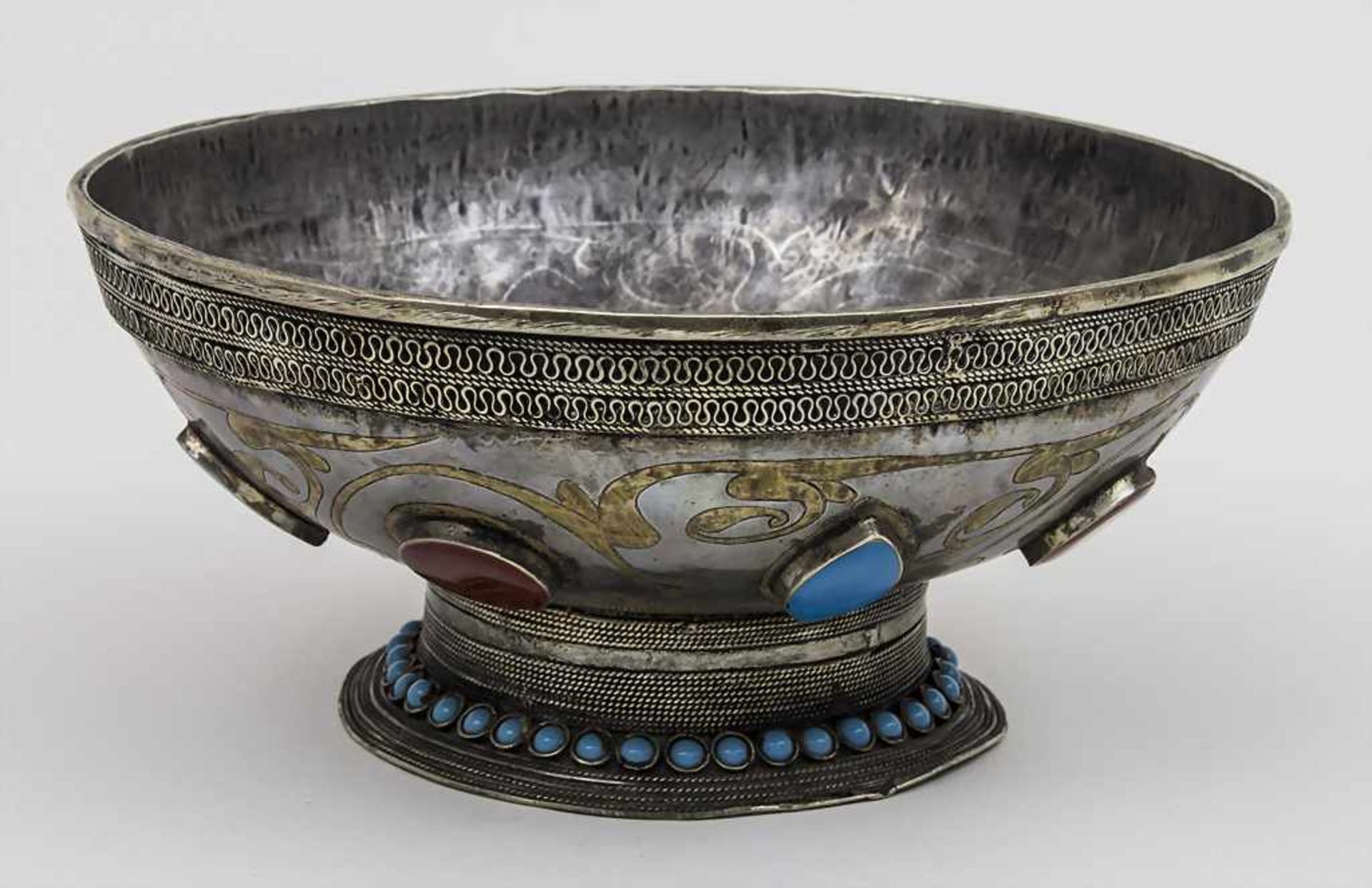 Fußschale / A footed bowl, Orient, um 1900 Material: Weißmetall, innen verzinnt, außen florale