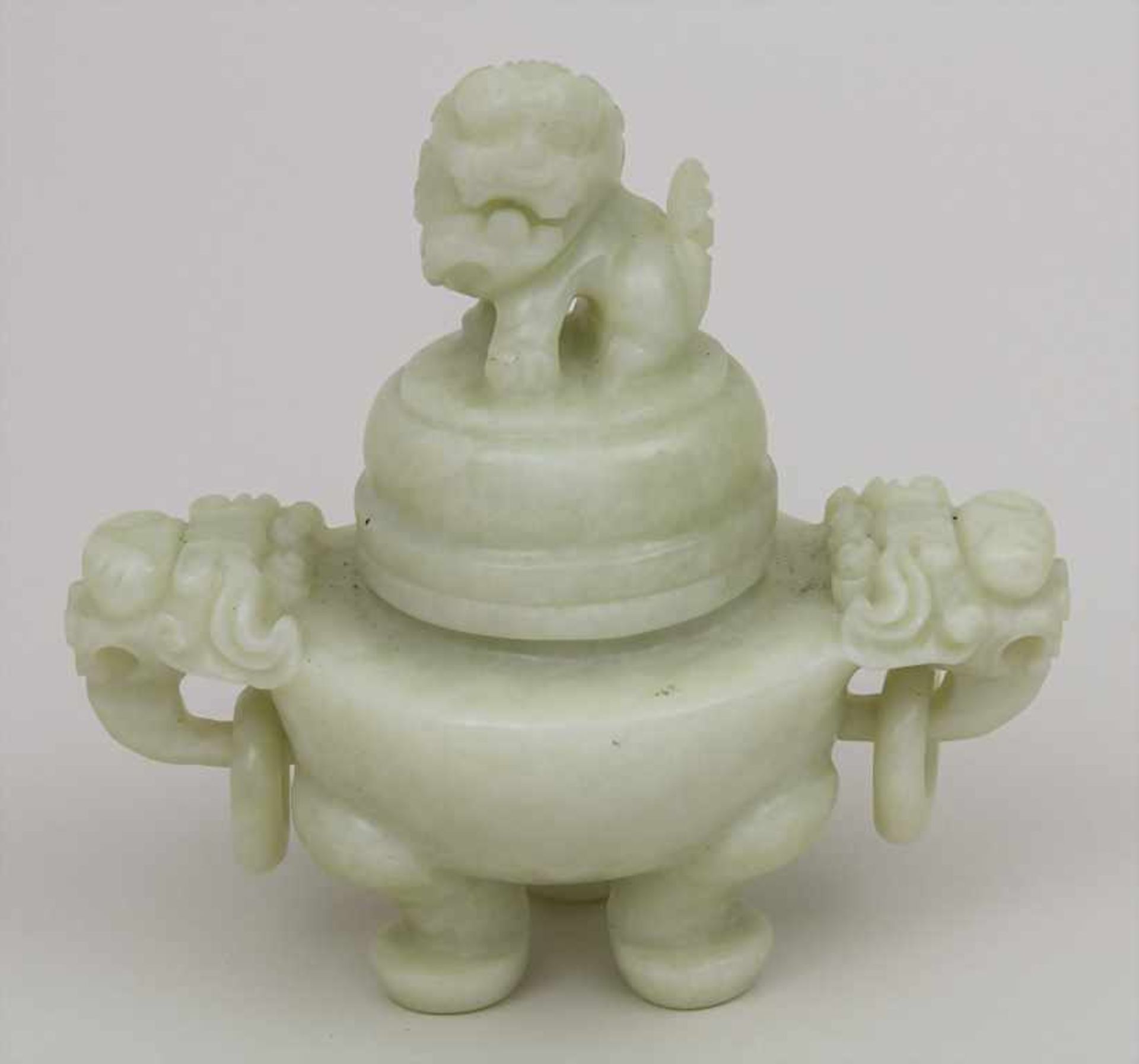 Jade-Deckelgefäß mit Fo-Hund / A jade vessel with Fo-hound, China, 20. Jh. Material: Jade,