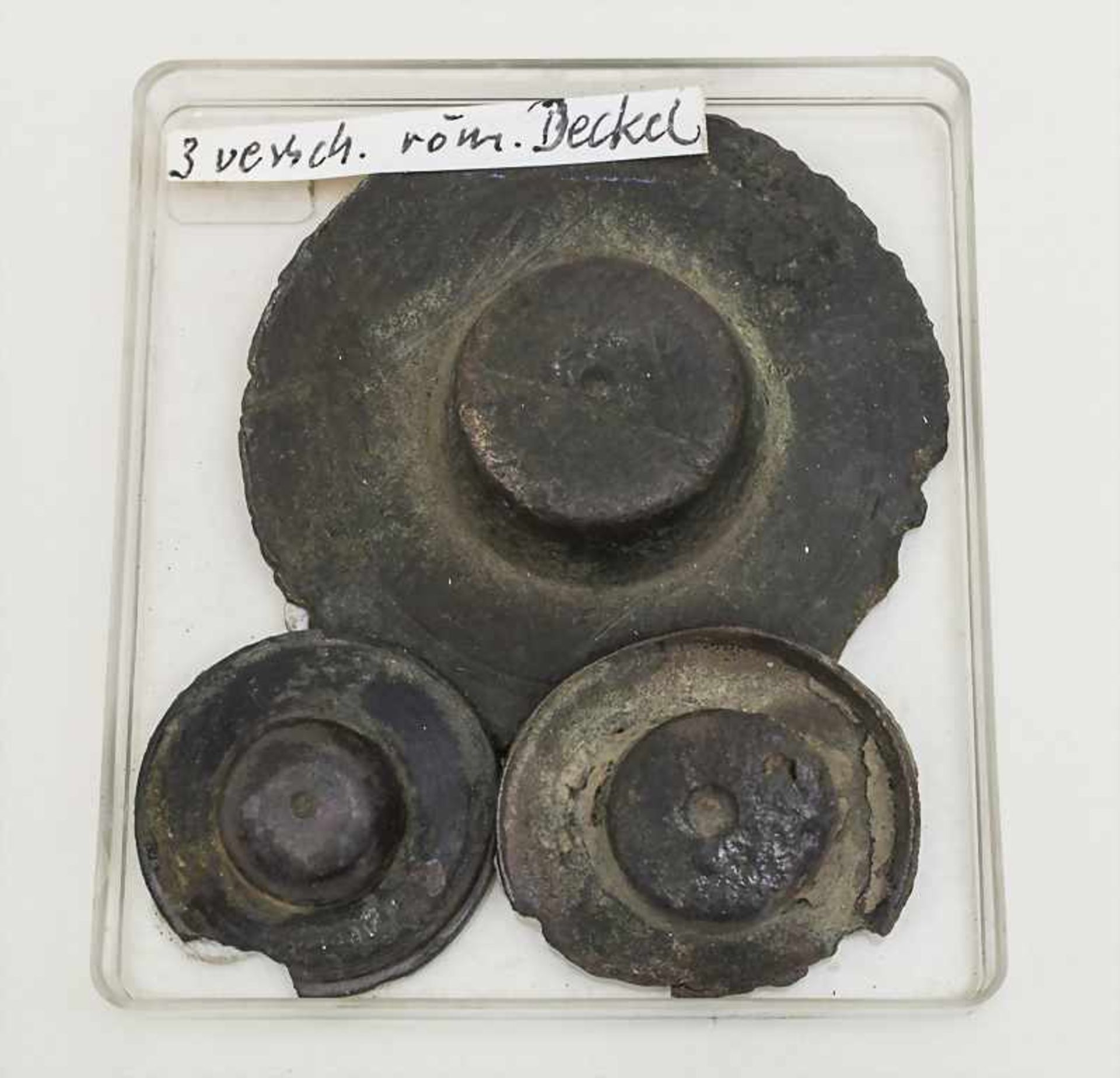 3 römische Gefäßdeckel / 3 Roman covers for vessels Durchmesser: 5,3 - 2,8 cm, Herkunft: aus alter