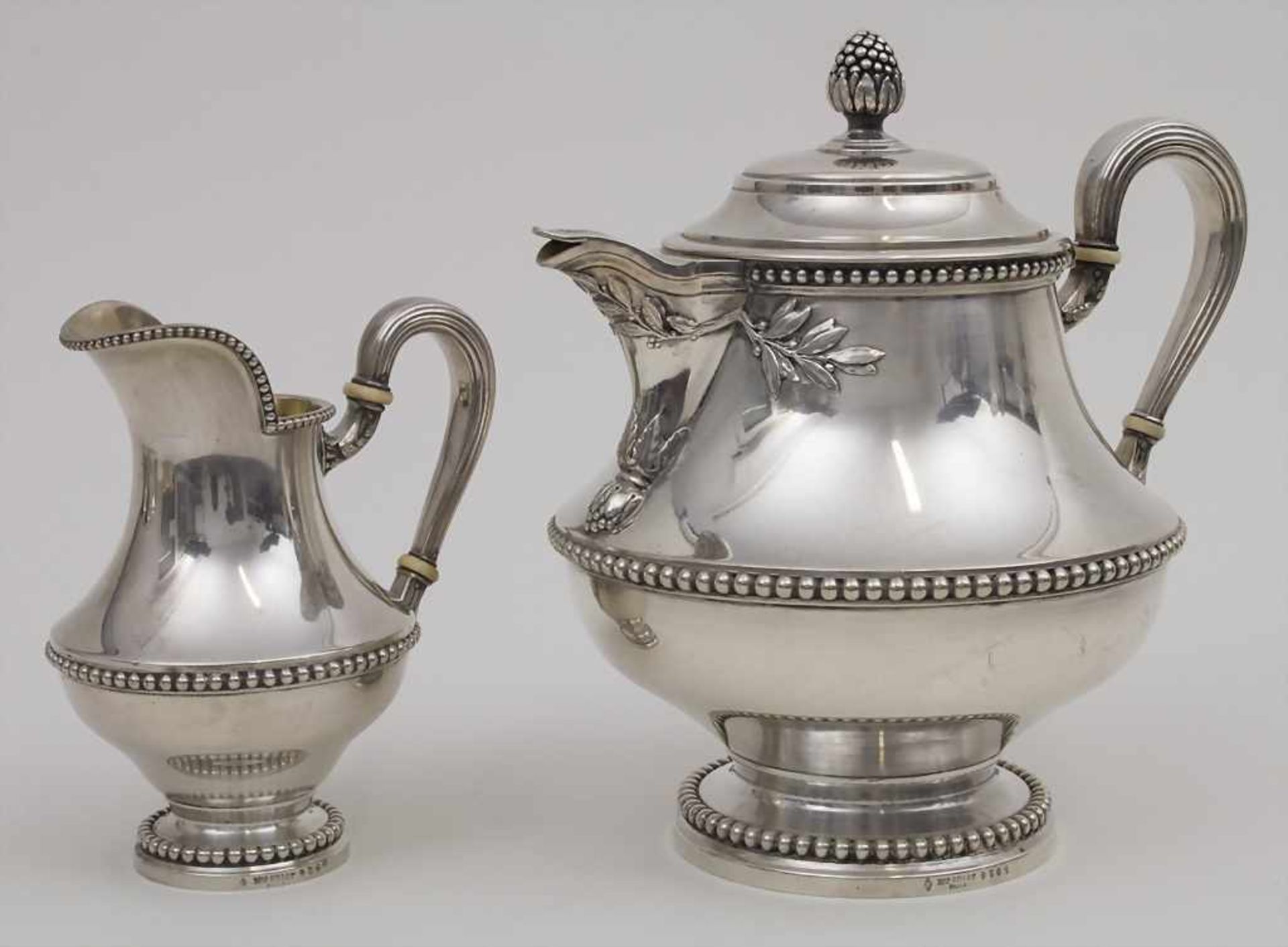 Teekanne mit Milchkännchen / A tea pot and milk jug, Odiot, Paris, um 1870 Material: 950er Silber,