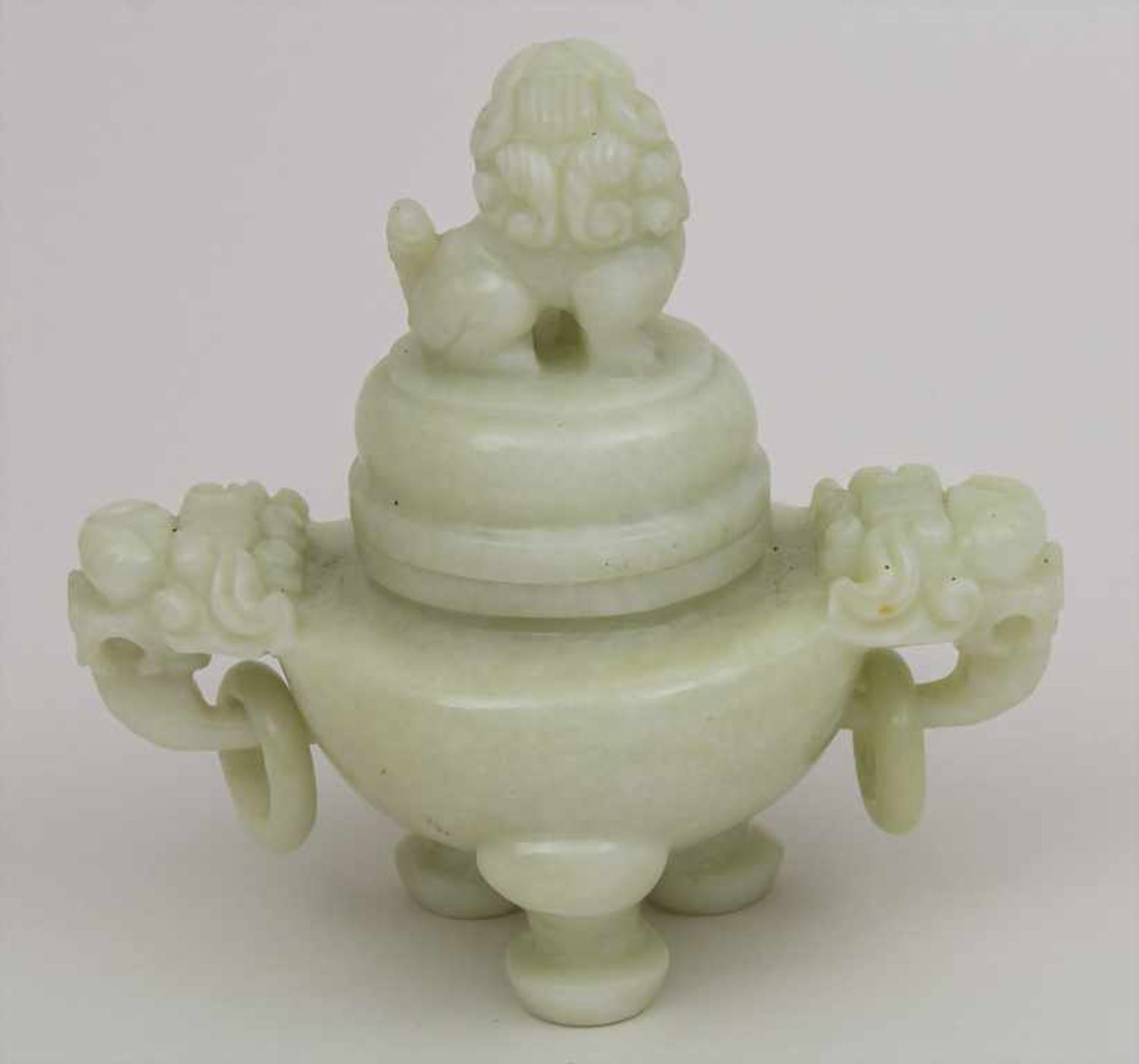 Jade-Deckelgefäß mit Fo-Hund / A jade vessel with Fo-hound, China, 20. Jh. Material: Jade, - Bild 2 aus 2