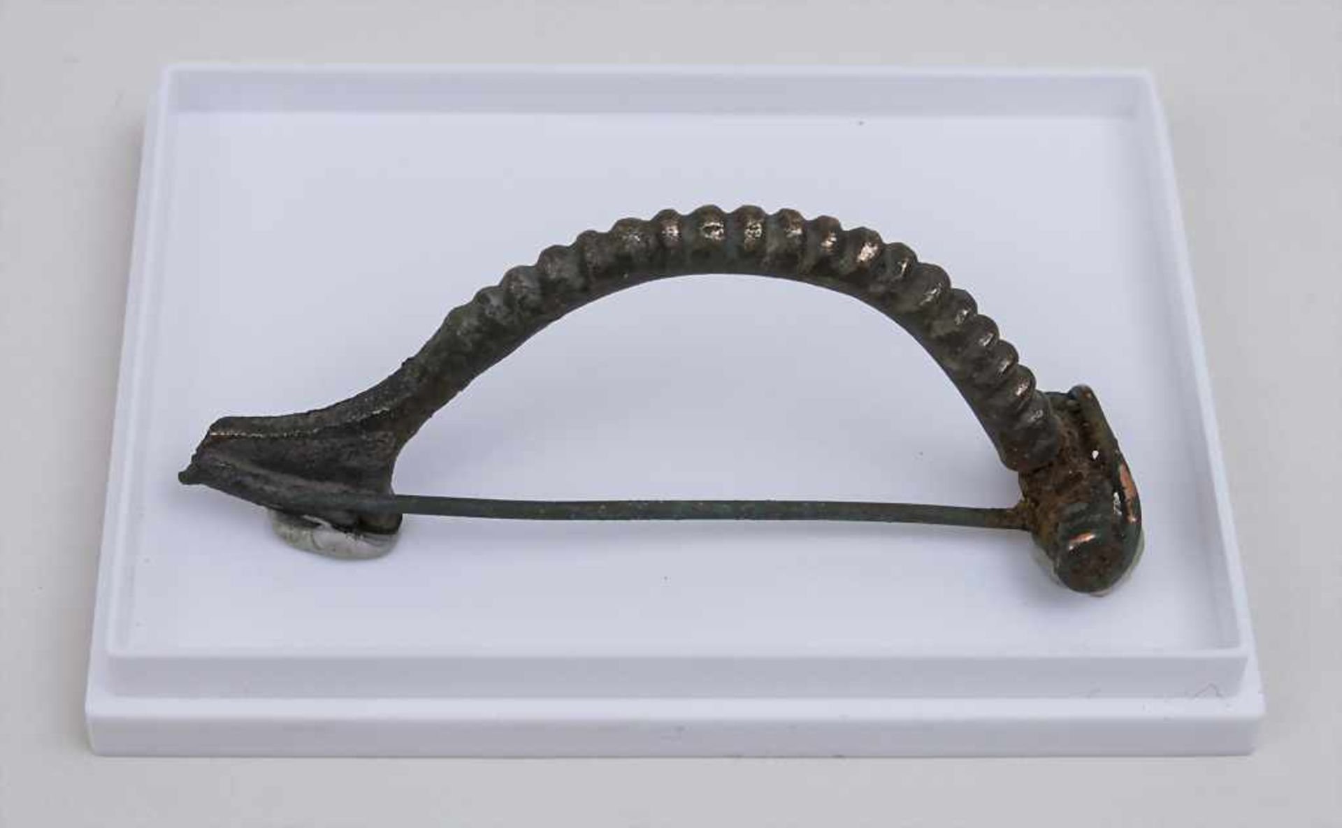 Keltische Bogenfibel / A Celtic bow fibula Material: wohl Kupfer,Länge: 6,8 cm,Herkunft: aus alter