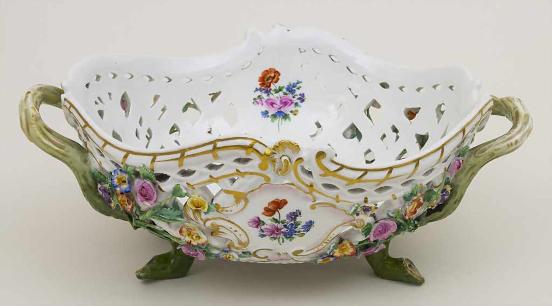 Korbschale / A basket shaped bowl, Meissen, um 1880 Material: Porzellan, polychrom bemalt,