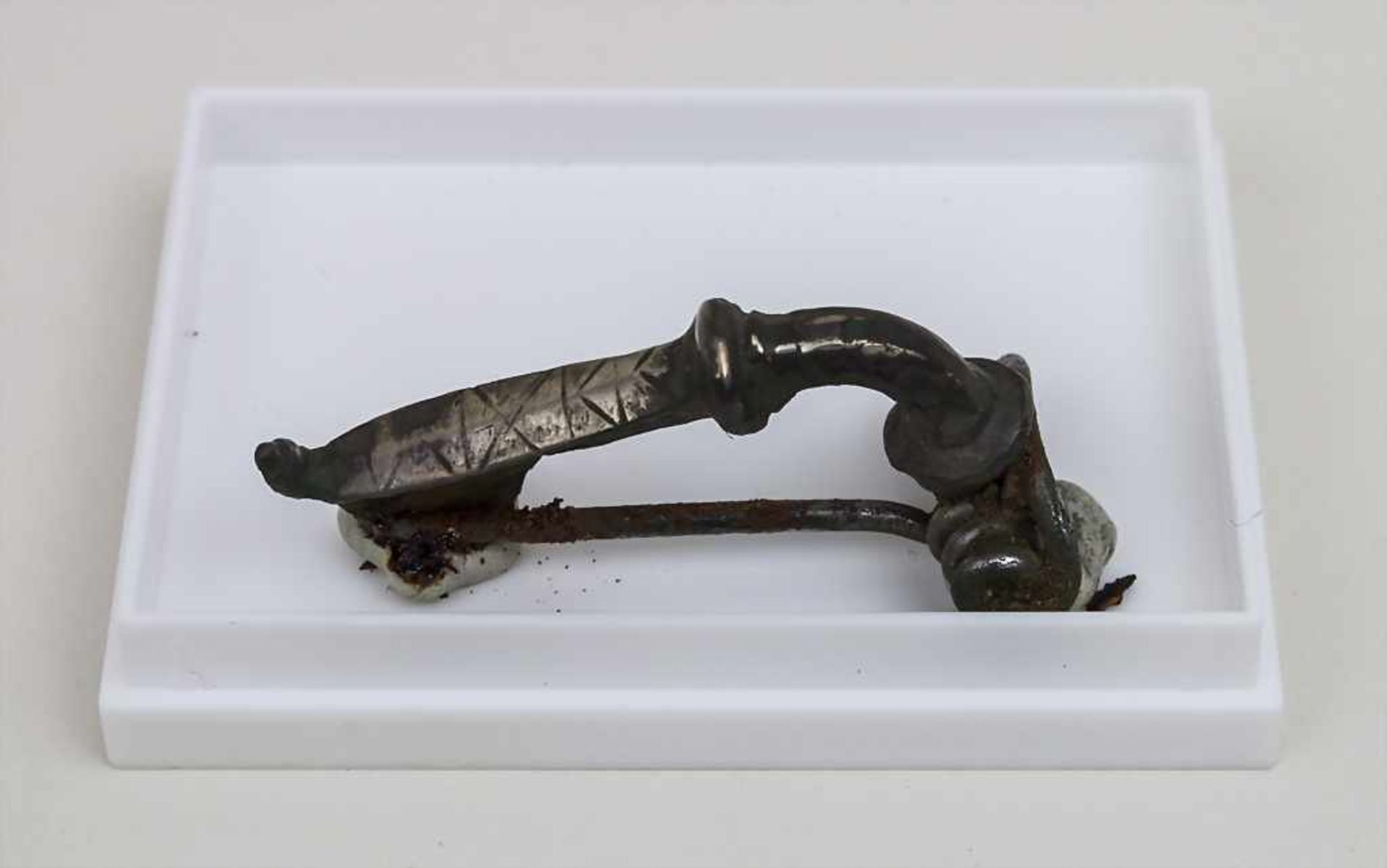 Römische Silber-Trompeten-Fibel / A Roman silver trumpet fibula Länge: 4 cm, Herkunft: aus alter