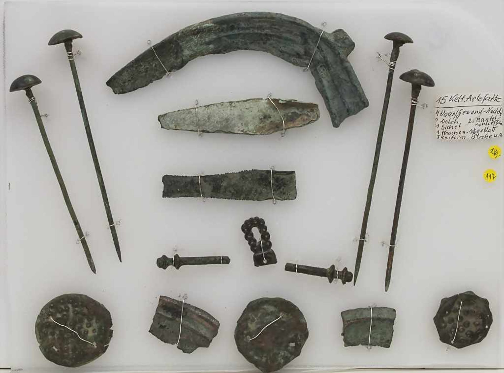 Lot 15 keltische Artefakte / 15 Celtic artefacts Haar- oder Gewandnadeln, Dolch, Sichel,
