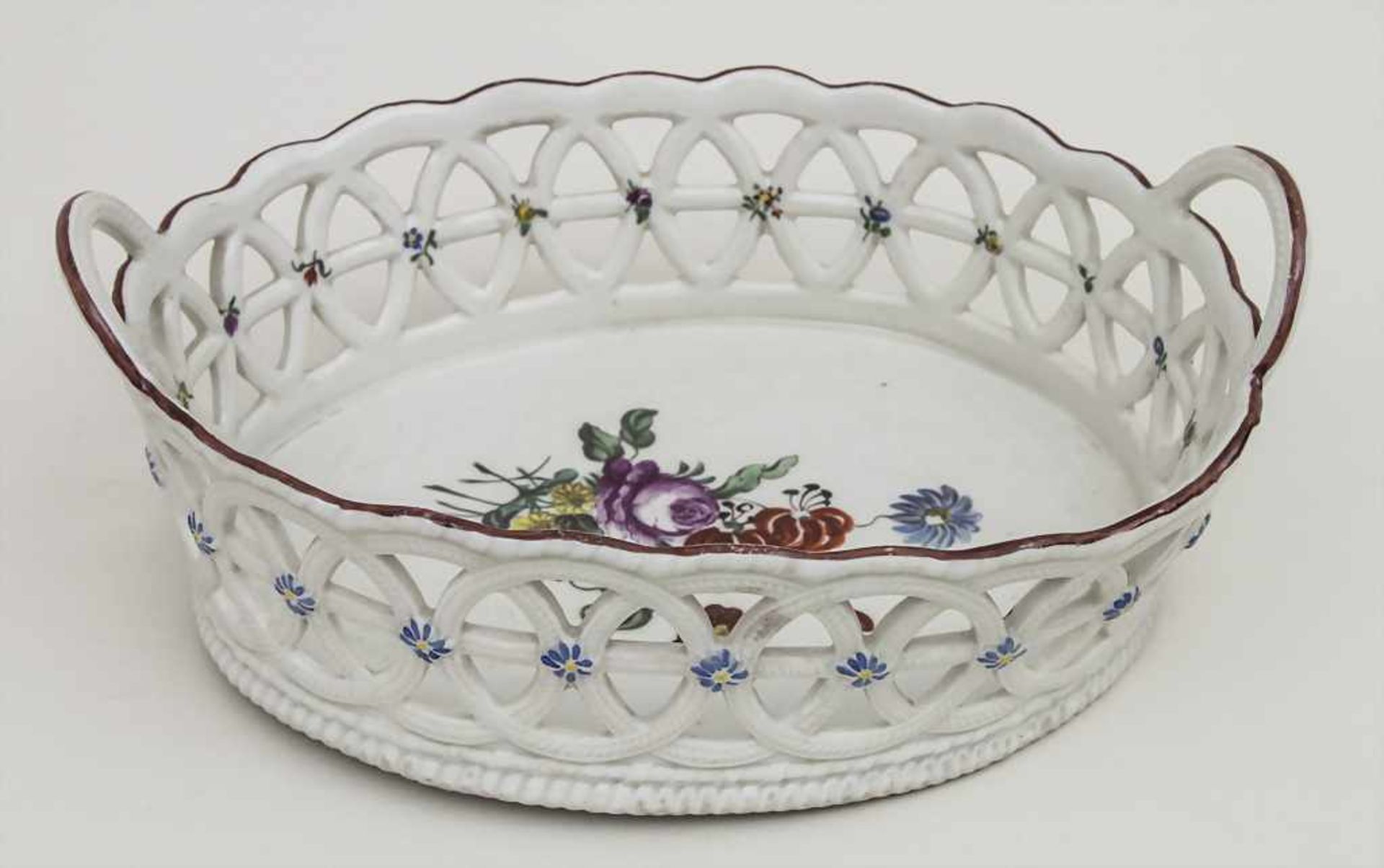 Ovale Korbschale / An oval basket, Ludwigsburg, um 1750 Material: Porzellan, polychrom bemalt,