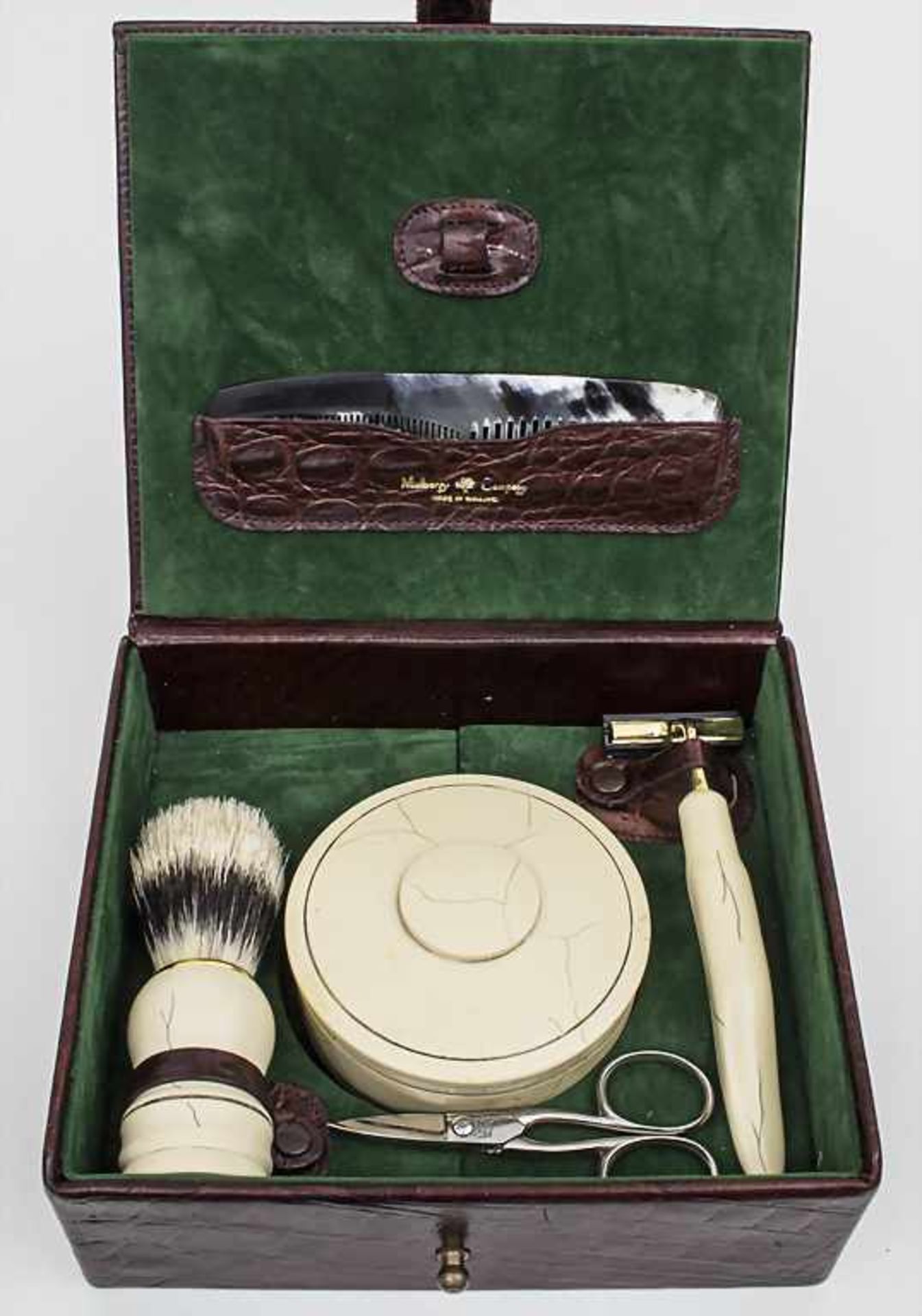 Rasierset in Lederschatulle / A shaving case, England, Mulberry-Company Material: Lederschatulle mit