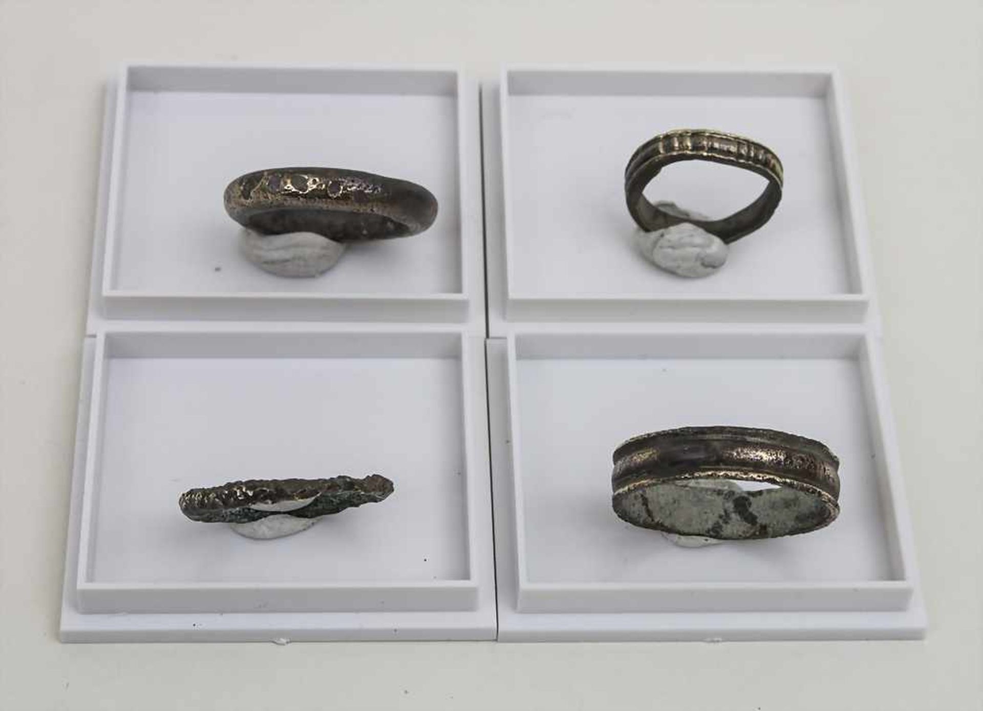 Lot 4 keltische Ringe / 4 Celtic rings Bandringe mit Verzierungen,Herkunft: aus alter Sammlung+