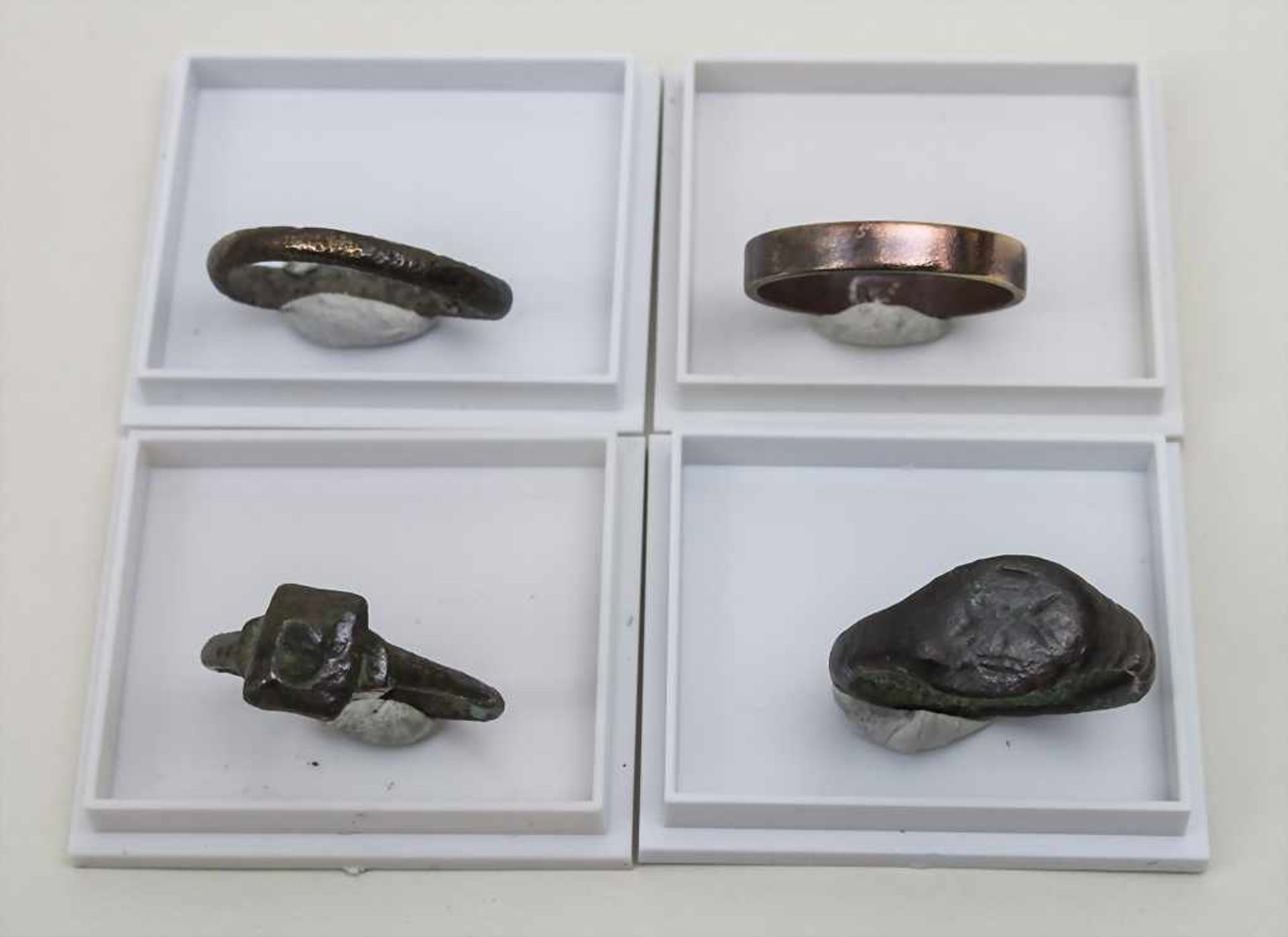 Lot 4 römische Ringe / 4 Roman rings 2 Bandringe, 1x mit Gravur, 1x mit quadr. Ringkopf,Herkunft: