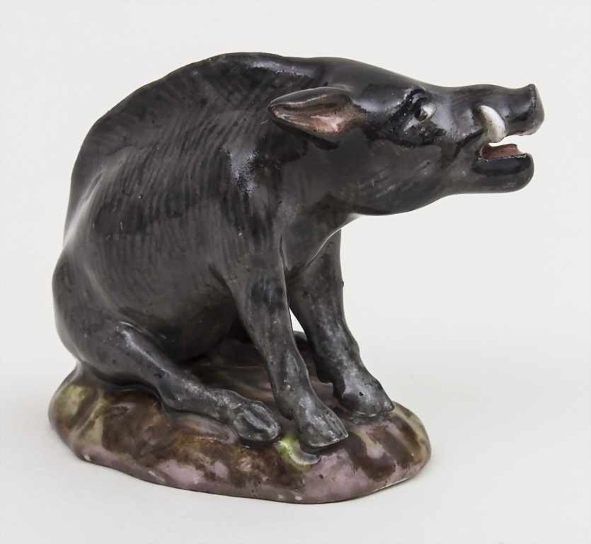 Sitzendes Wildschwein / A sitting boar, Meissen, Mitte 18. Jh. Material: Porzellan, polychrom bemalt