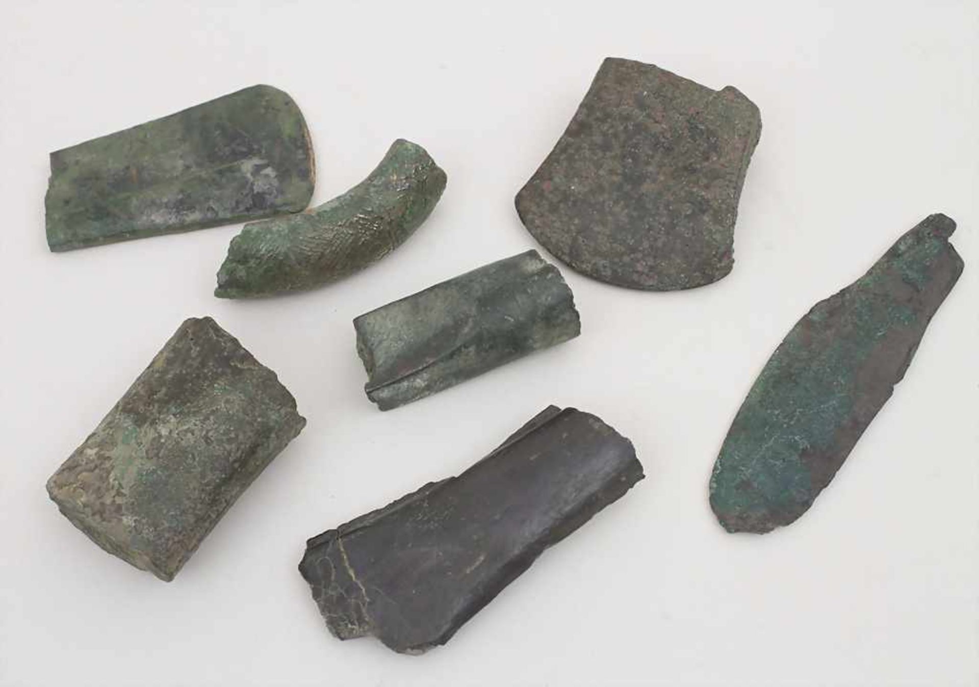 Lot 6 Tüllenbeilkeilfragmente u. 1 Rasiermesser / 7 socketed axe fragments and 1 razor Maße: 8,9 - 4