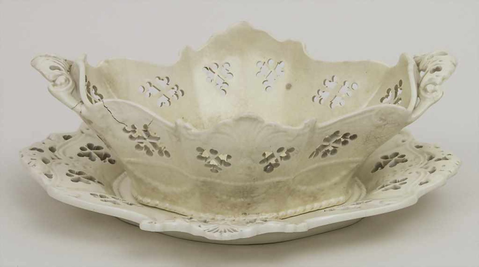 Schale mit Présentoir / A bowl with saucer, wohl Frankreich, Anfang 19. Jh. Material: Cremeware,