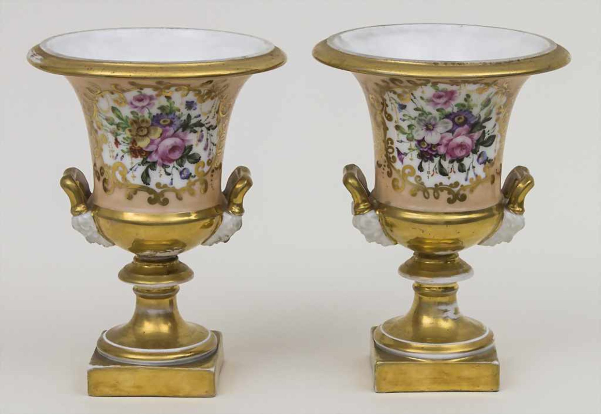 Paar Kratervasen mit Blumenbouquets / A pair of vases with flower bouquets Material: Porzellan,