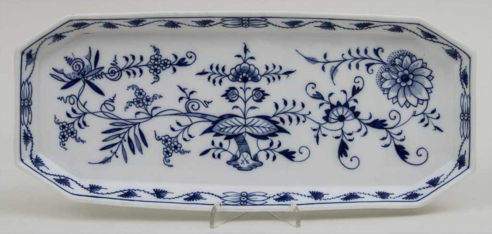 Rechteckige Platte mit Zwiebelmuster / A rectangle dish with onion pattern, Meissen, Mitte 20. Jh.