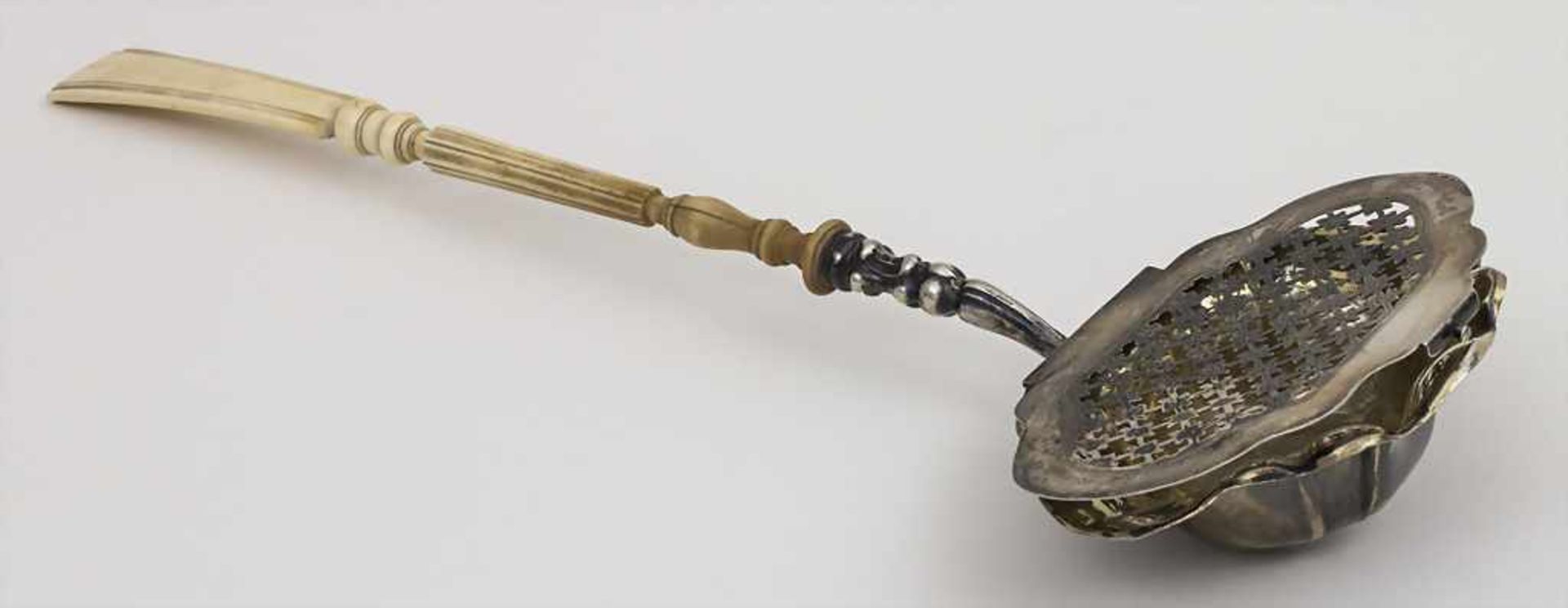 Bowlenkelle mit Beingriff / A punch ladle with bone handle, deutsch, vor 1888 Punzierung: Silber