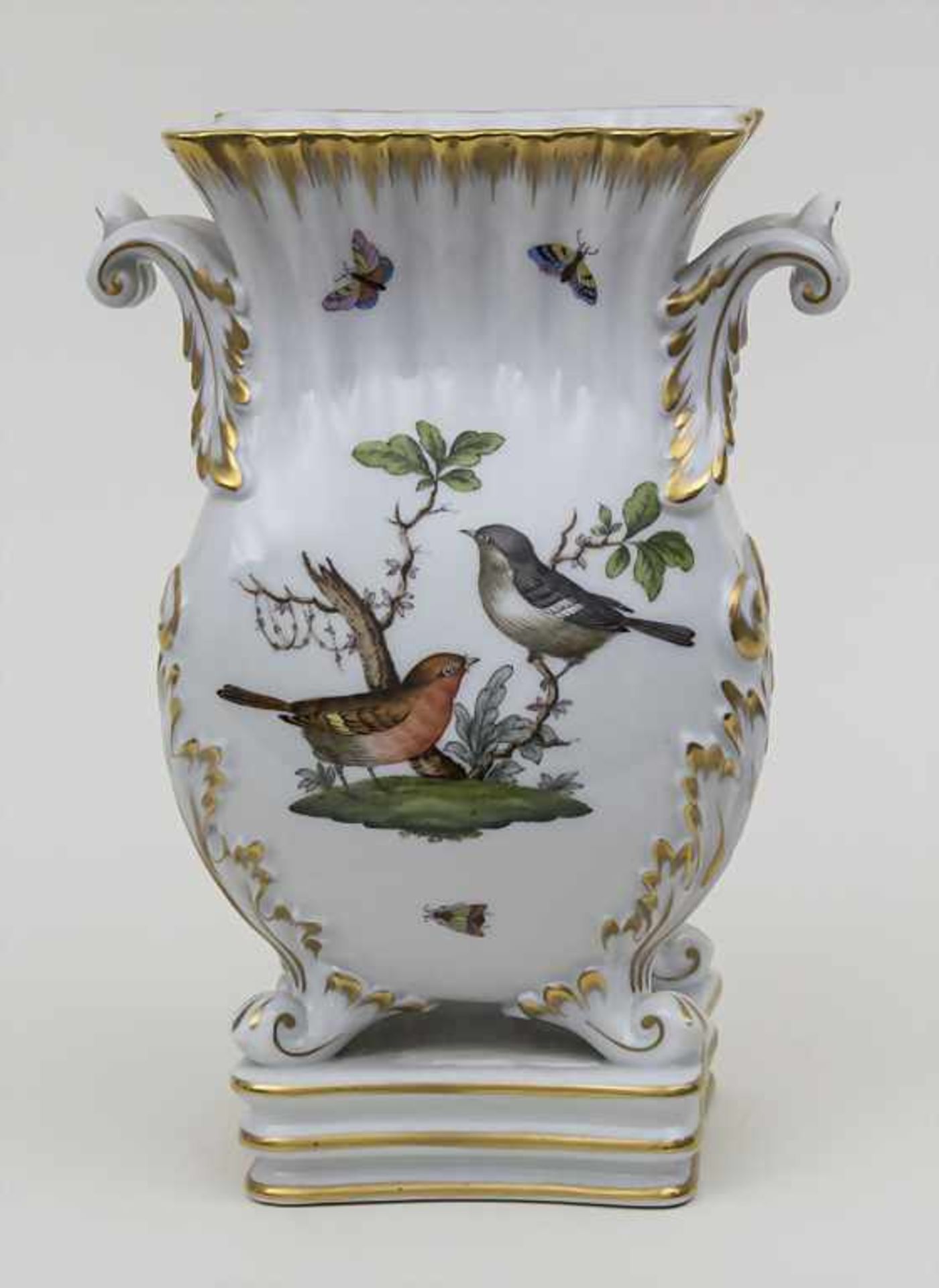 Ziervase mit Vogeldekor, Schmetterlingen und Insekten / A vase with birds, butterflies and