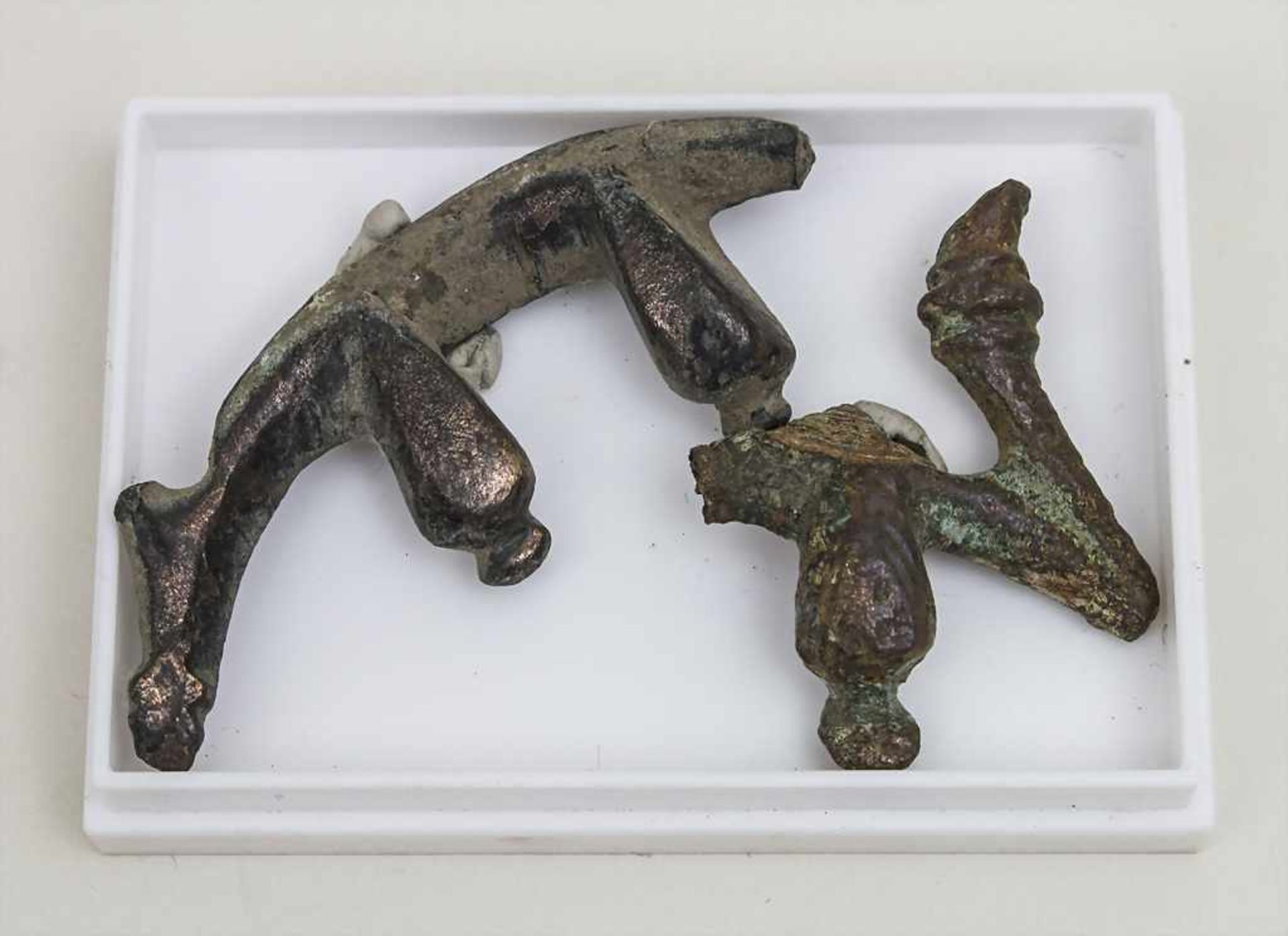 2 keltische Gürtelschnallen-Fragmente / 2 Celtic buckle belt fragments Herkunft: aus alter