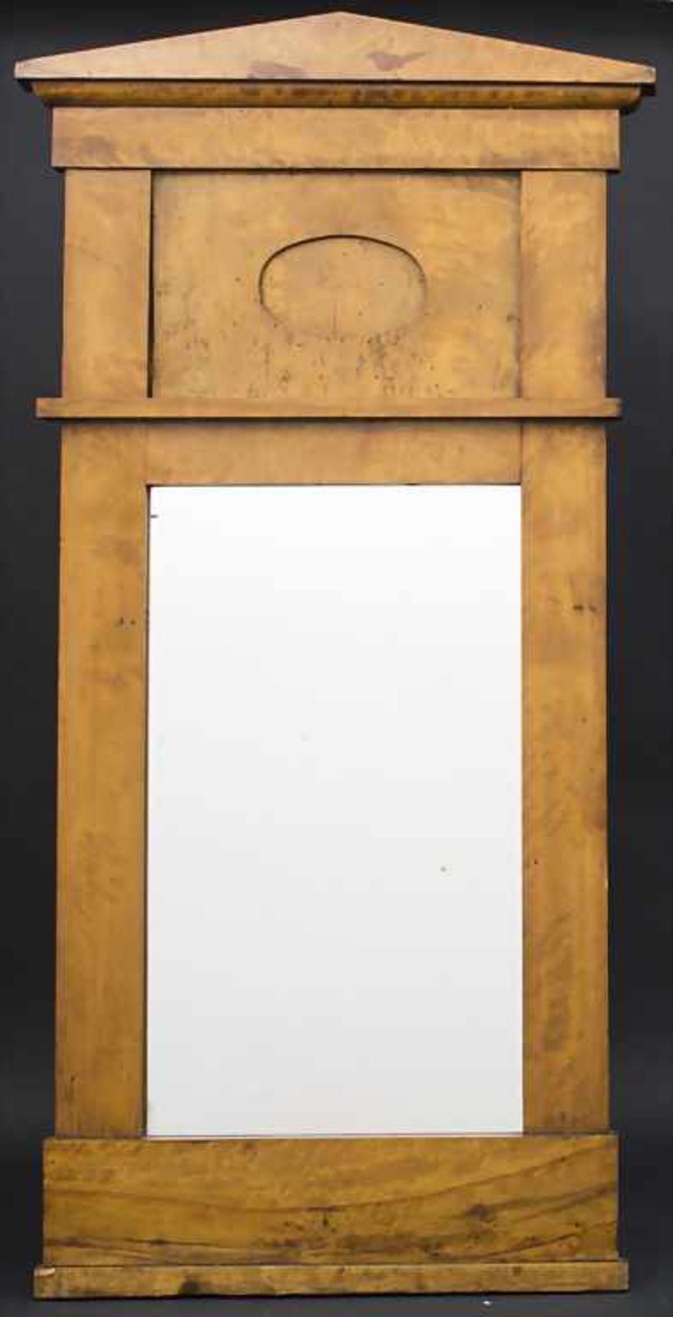 Biedermeier-Spiegel / A Biedermeier mirror, Mitte 19. Jh. Material: Nussbaum, furniert, Maße: H. 110