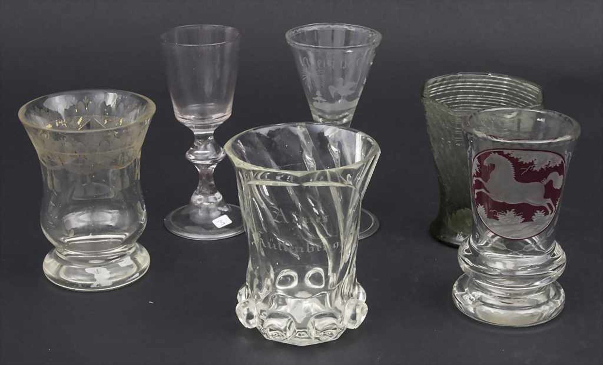 Konvolut 6 Gläser / A set of 6 glasses, 18./19. Jh. Darunter 1 Fußbecher mit Pferdedekor, 1