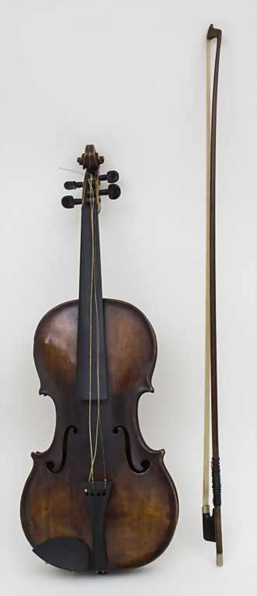 4/4 Geige mit Bogen / A violin with bow, 19./20. Jh. Material: Holz, dunkel gebeizt, Rosshaar,