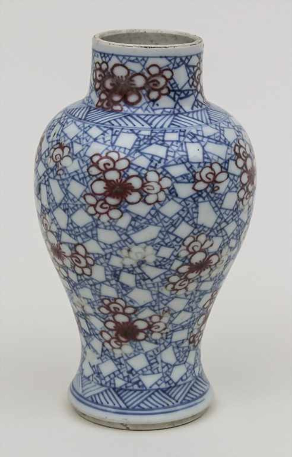Ziervase mit eisenroter Blütenmalerei / A decorative vase with red flower painting, China, 18. Jh.