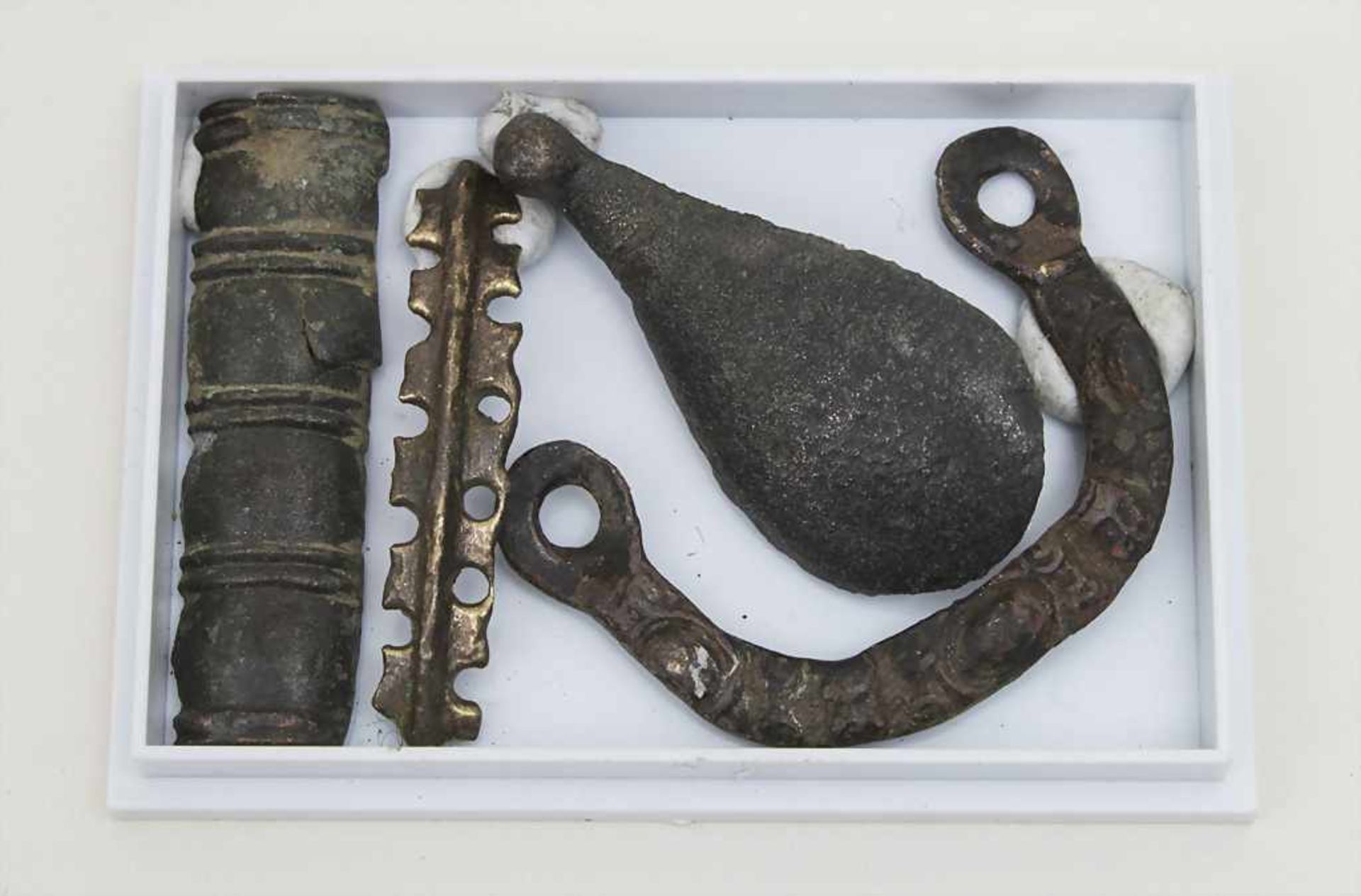 4 römische Artefakte / 4 Roman artefacts Maße: je ca. 3,5 cm, Herkunft: aus alter Sammlung+