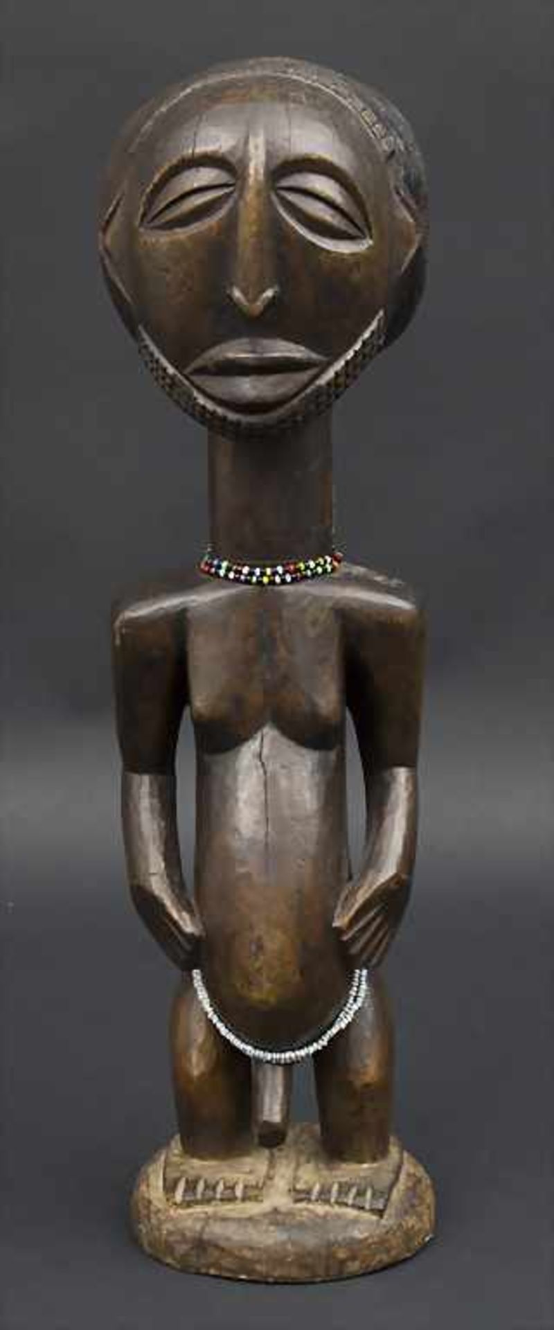 Männliche Ahnenfigur, Hemba/Kongo / An ancestors male figure Material: Holz, braun patiniert, mit - Bild 2 aus 3