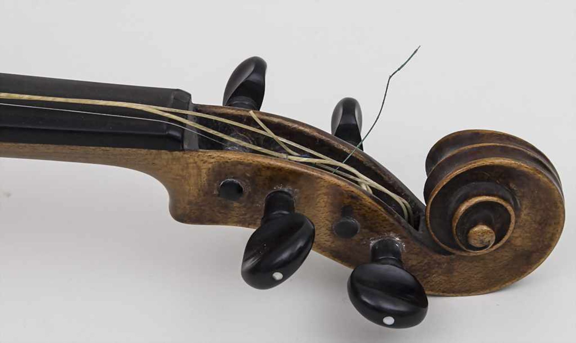 4/4 Geige mit Bogen / A violin with bow, 19./20. Jh. Material: Holz, dunkel gebeizt, Rosshaar, - Bild 2 aus 3