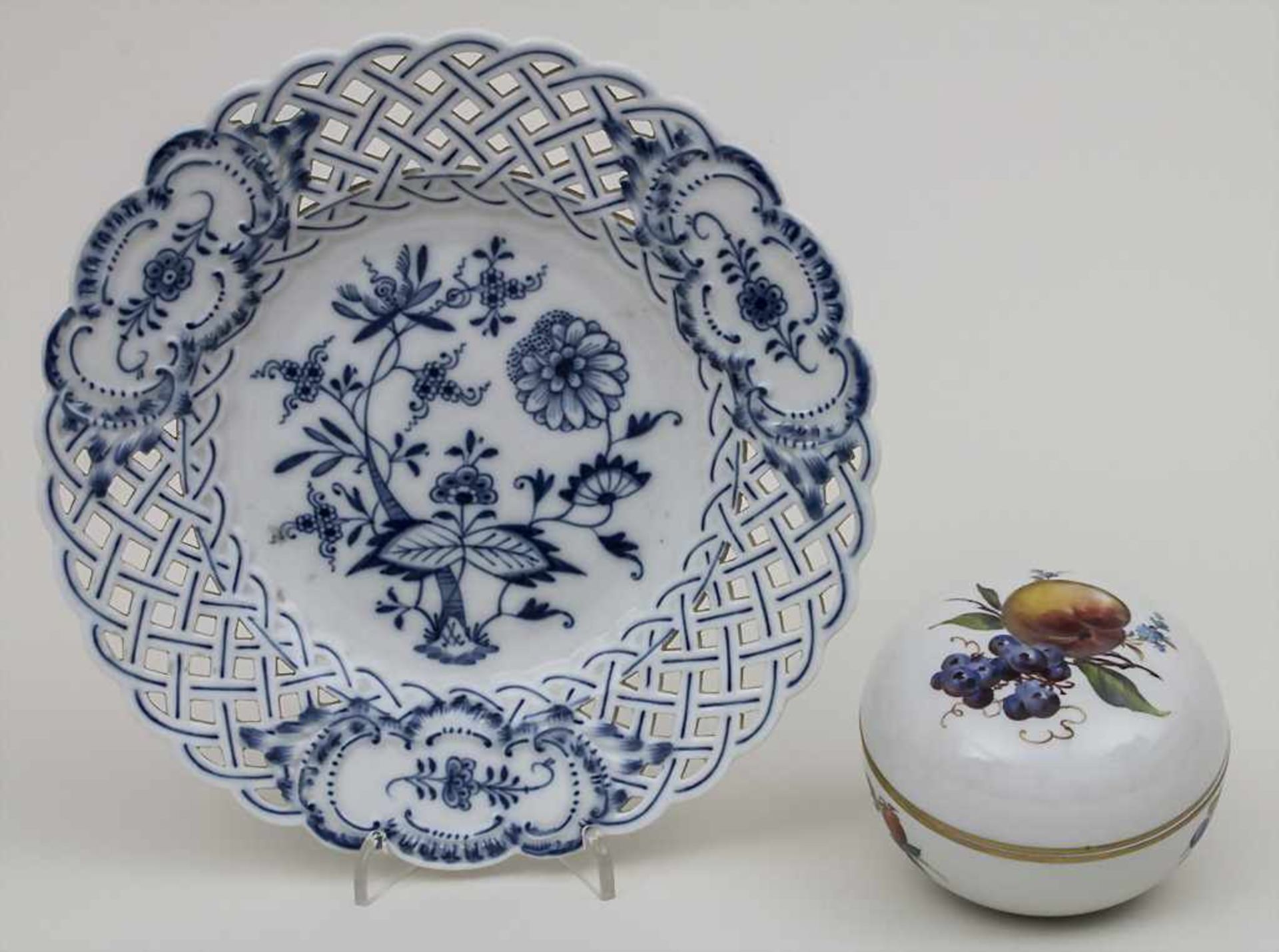 Runde Deckeldose und Durchbruchteller / A round lidded box and a dish, Meissen, 20. Jh. Material: