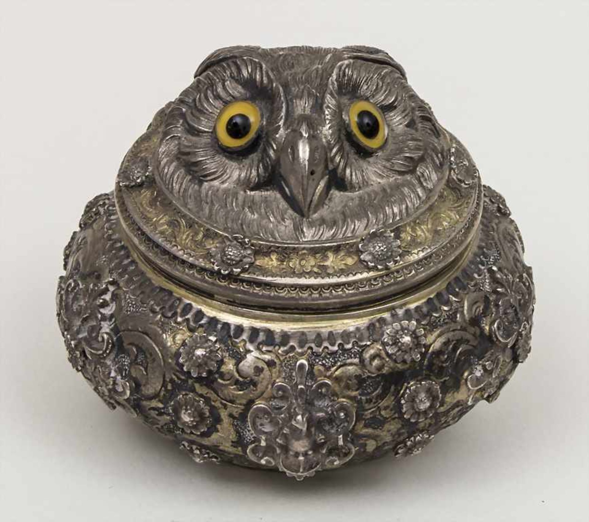 Zierdose mit Eulenkopf / A decorative lidded box with owl head, 19. Jh. Material: Silber, innen