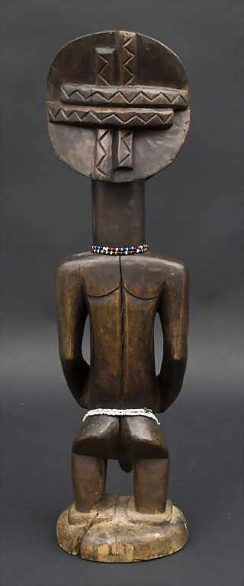 Männliche Ahnenfigur, Hemba/Kongo / An ancestors male figure Material: Holz, braun patiniert, mit - Bild 3 aus 3