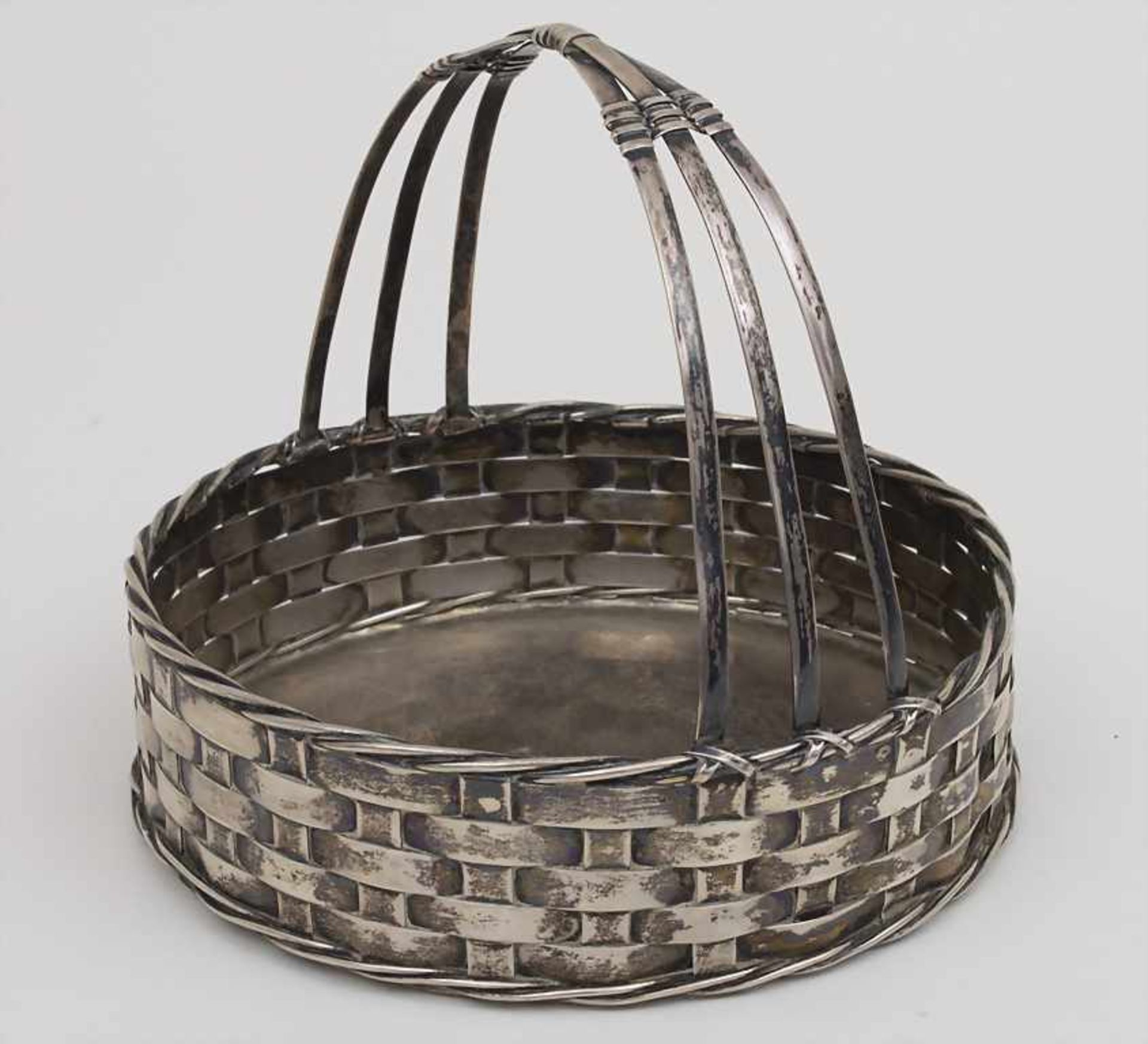 Henkelkorb / A silver basket, Wilhelm Binder, Schwäbisch Gmünd, um 1900 Material: 800 Silber,