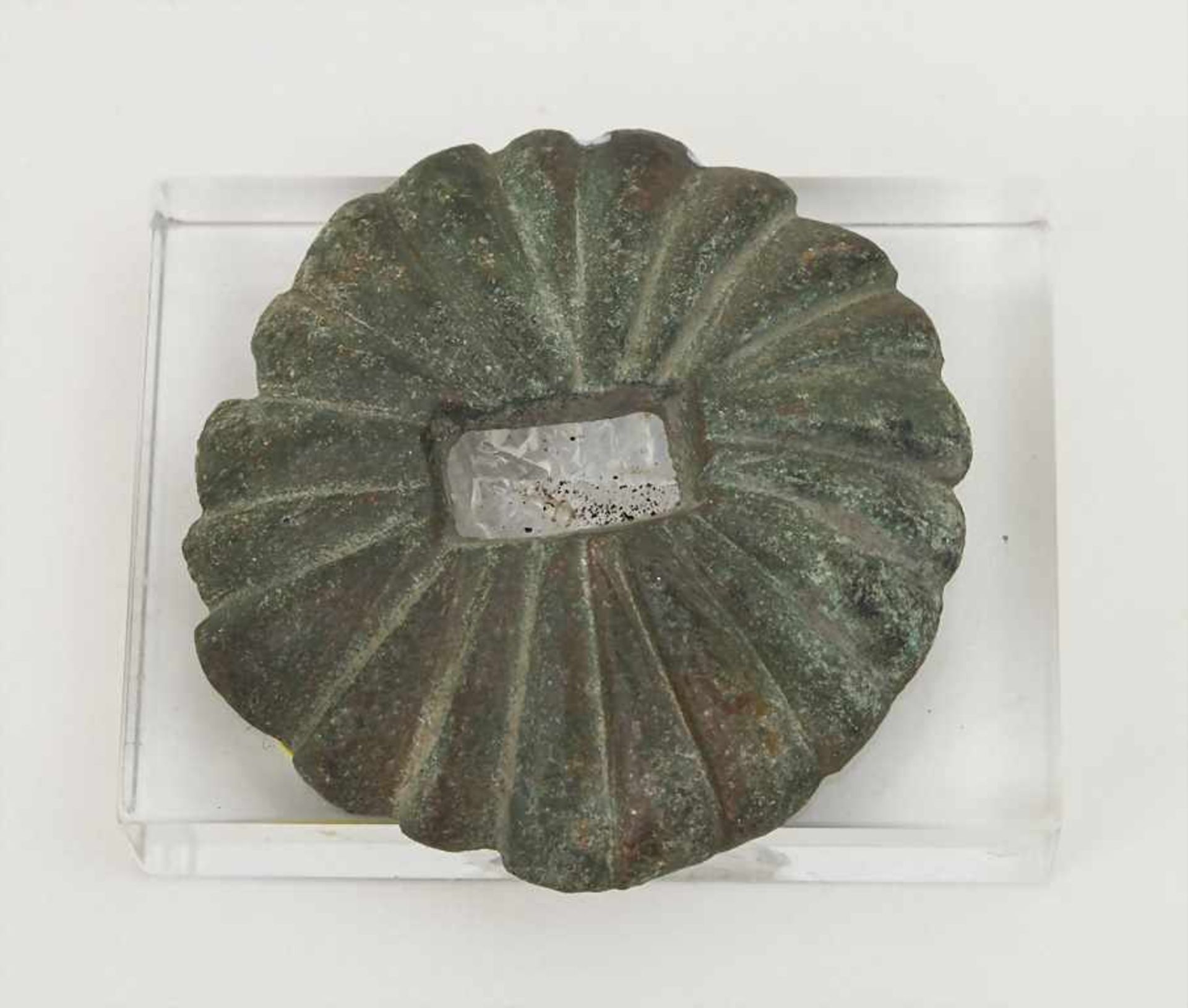Römische Zier-Lederführungs-Applikation / A Roman decoration for horse tack Durchmesser: 3,3 cm, auf