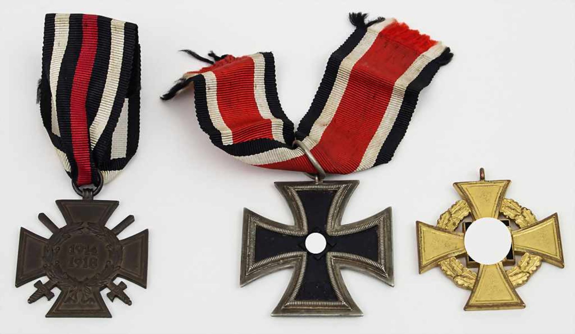 3 Ehrenauszeichnungen / 3 honor medals, 2. WK Eisernes Kreuz am Band, 2. Klasse 1939;Treuedienst-