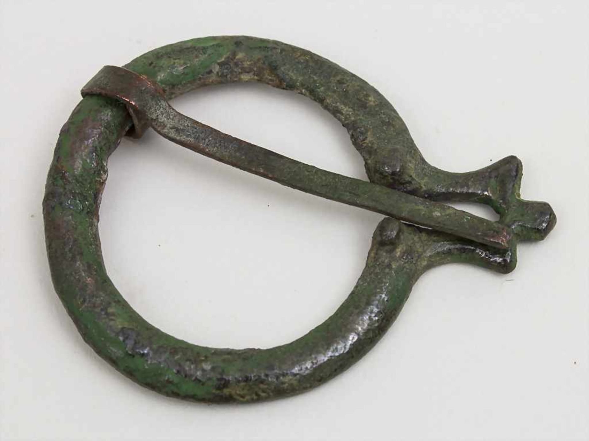 Römische Omega-Fibel / A Roman omega fibula Länge: 4,9 cm,Herkunft: aus alter Sammlung+Length: 1.