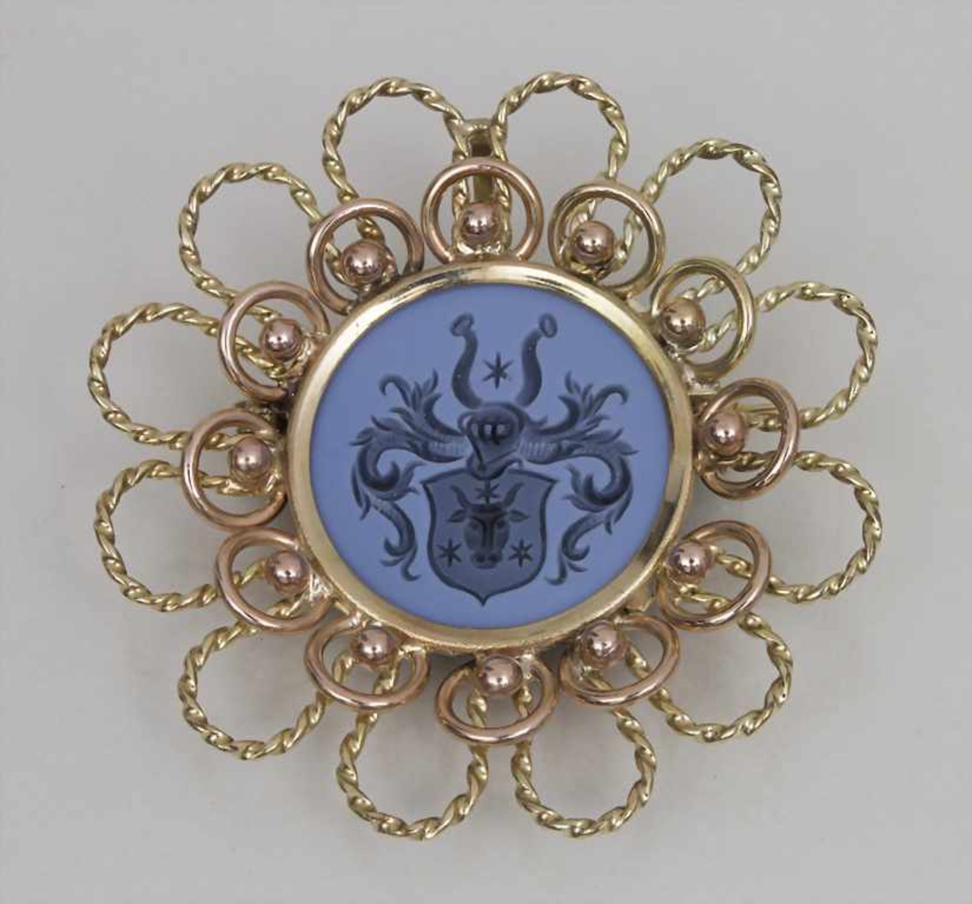 Blütenbrosche mit Stierkopfwappen / A flower brooch with heraldic device Material: Gelb- und