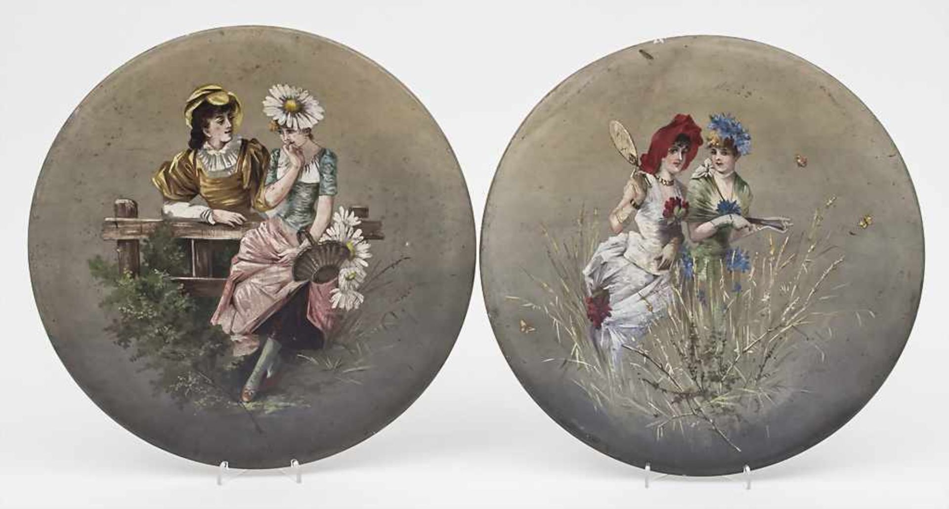 Paar Wandteller mit Porträtmalerei 'Junge Damen' / A pair of wall plates with portrait paintings '