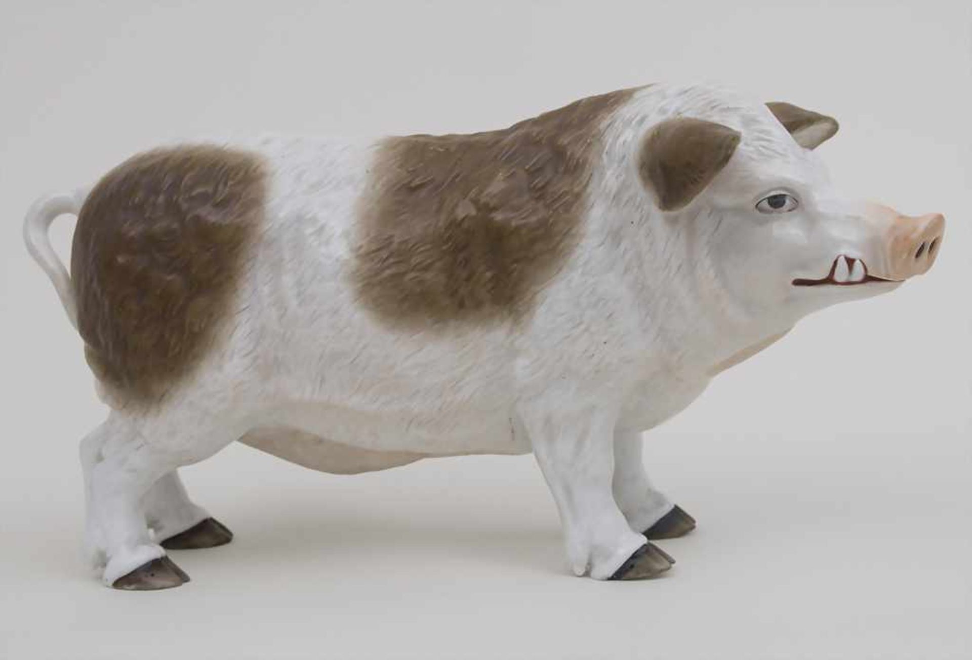 Großes Porzellan Wollschwein / A huge porcelain wooly pig, wohl Paris, um 1900 Material: