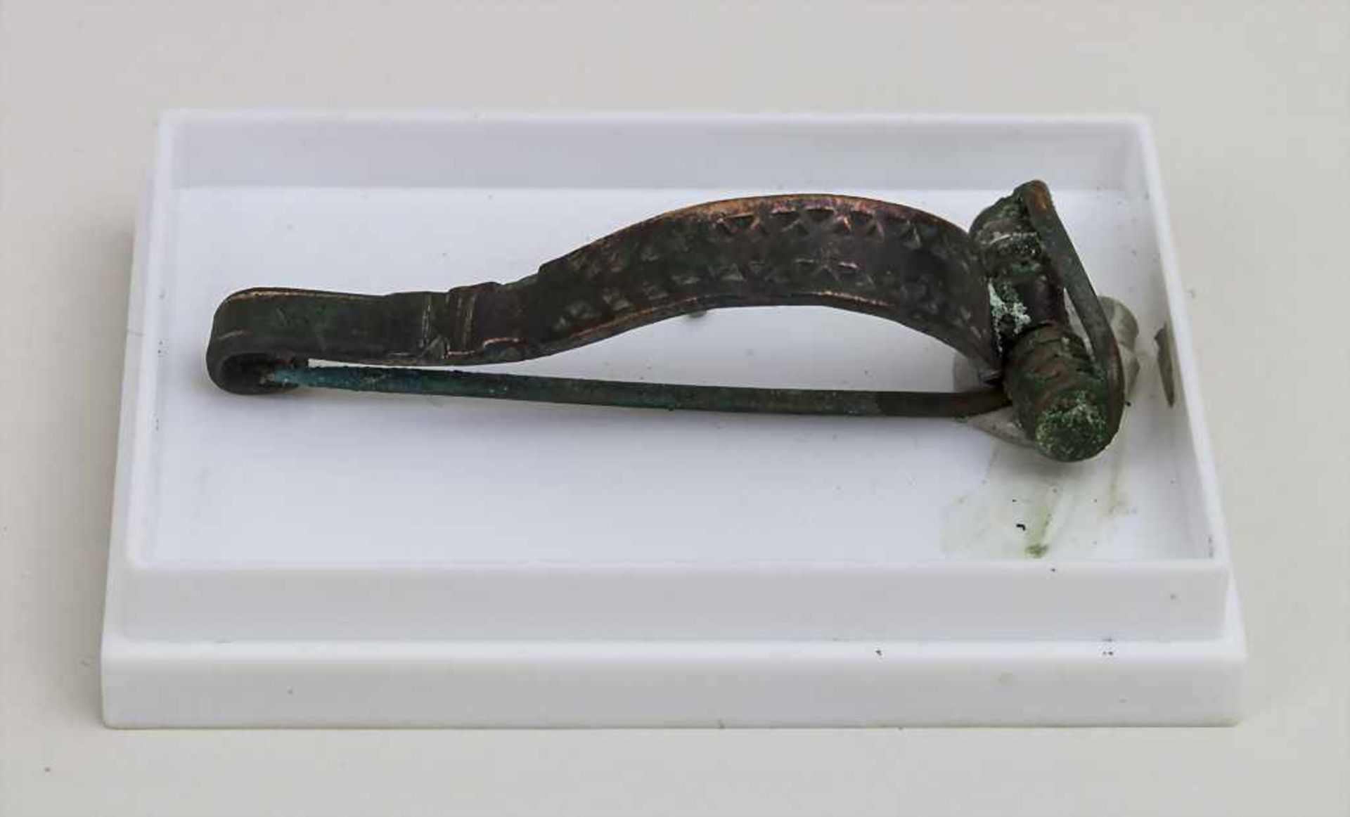 Keltische Bogenfibel mit reicher Verzierung / A Celtic bow fibula with rich decoration Länge: 4,8