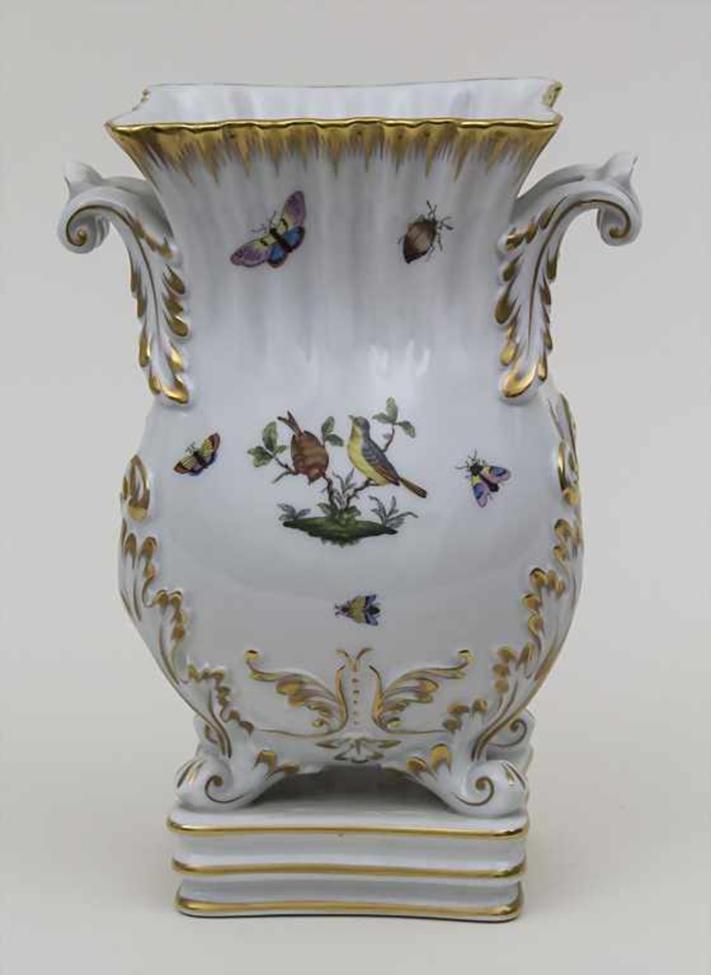 Ziervase mit Vogeldekor, Schmetterlingen und Insekten / A vase with birds, butterflies and - Bild 2 aus 3