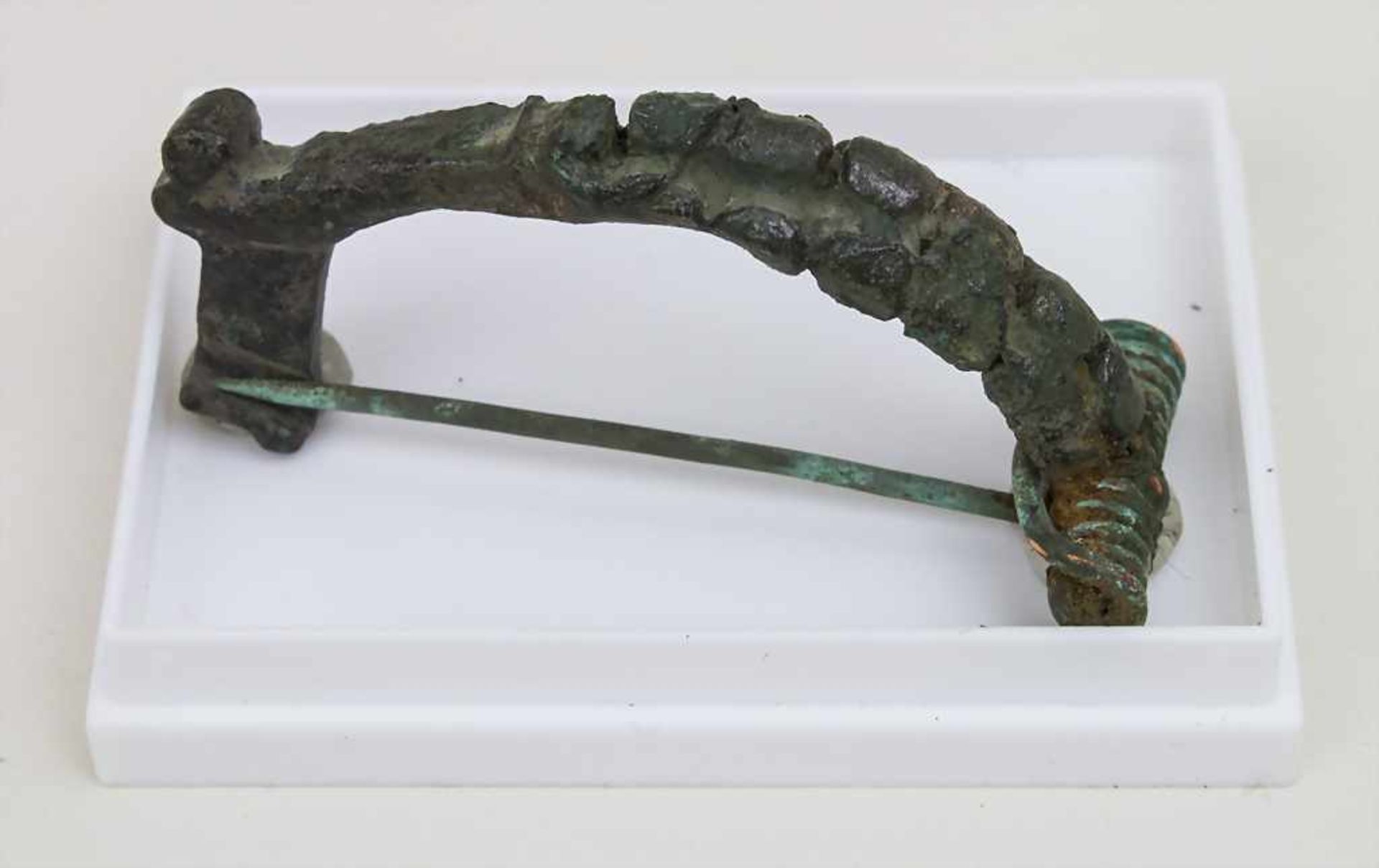 Keltische Fibel mit geripptem Bogen / A Celtic fibula with ribbed bow Länge: 4,9 cm,Herkunft: aus
