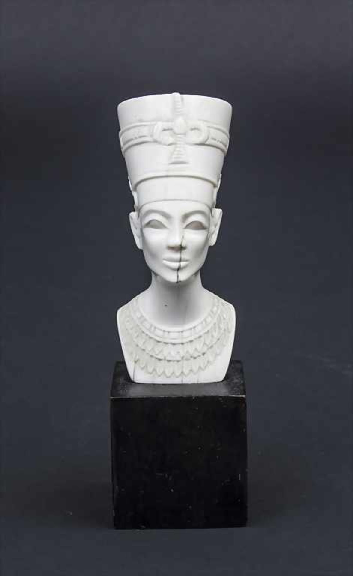 Ägyptische Frauenbüste / An Egyptian female bust, um 1900 Material: Elfenbein geschnitzt,