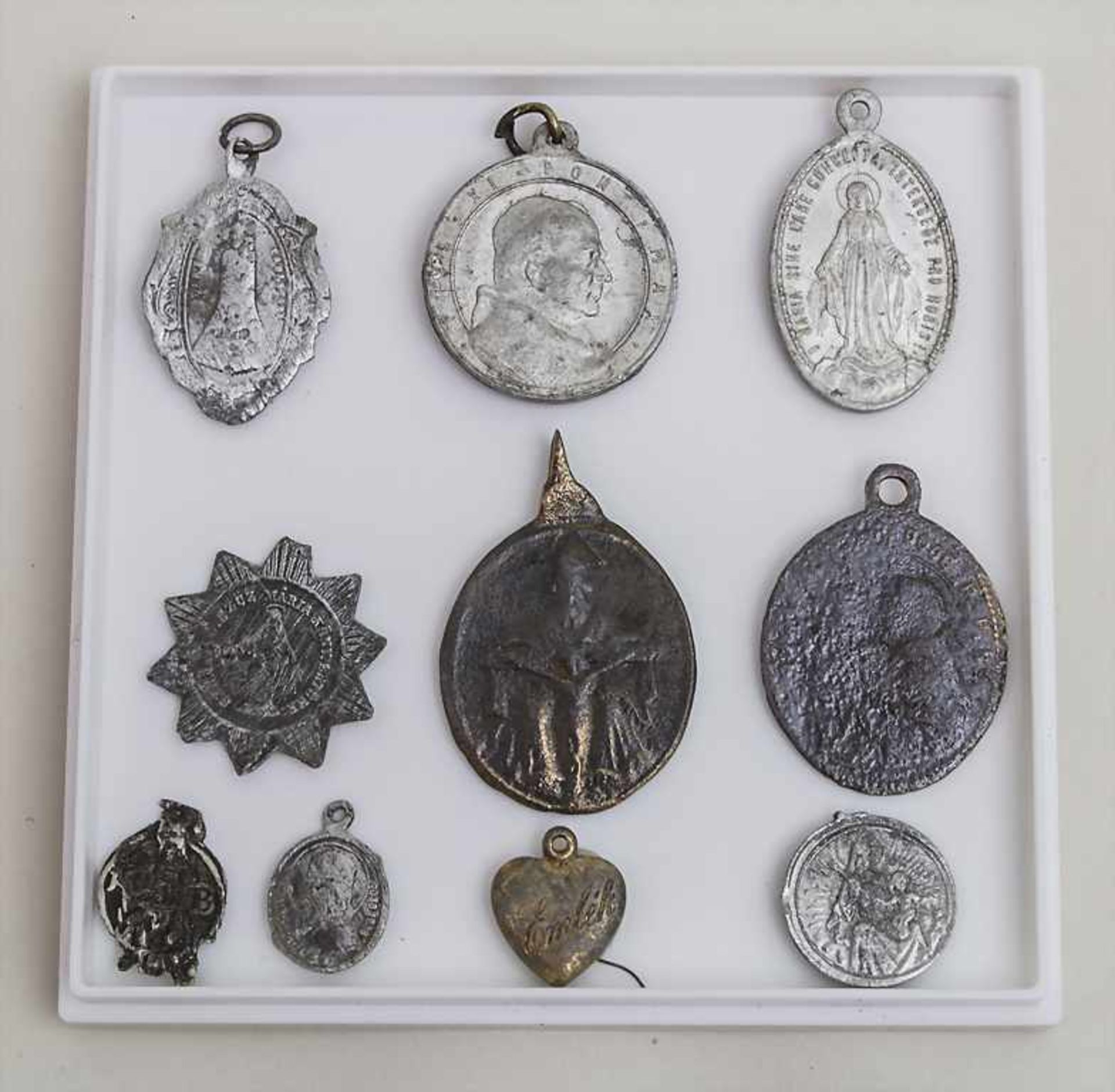 10 christliche Pilgermedaillons / 10 christian pilgrim pendants Material: unterschiedliche Metalle+