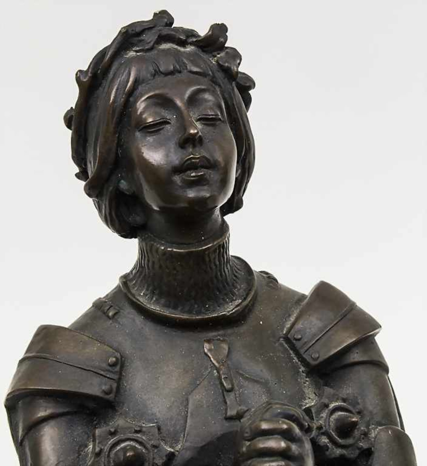 Skulptur 'Betende Johanna von Orléans/Jeanne D'Arc' / A bronze sculpture 'Praying Joan of Arc', - Bild 4 aus 4