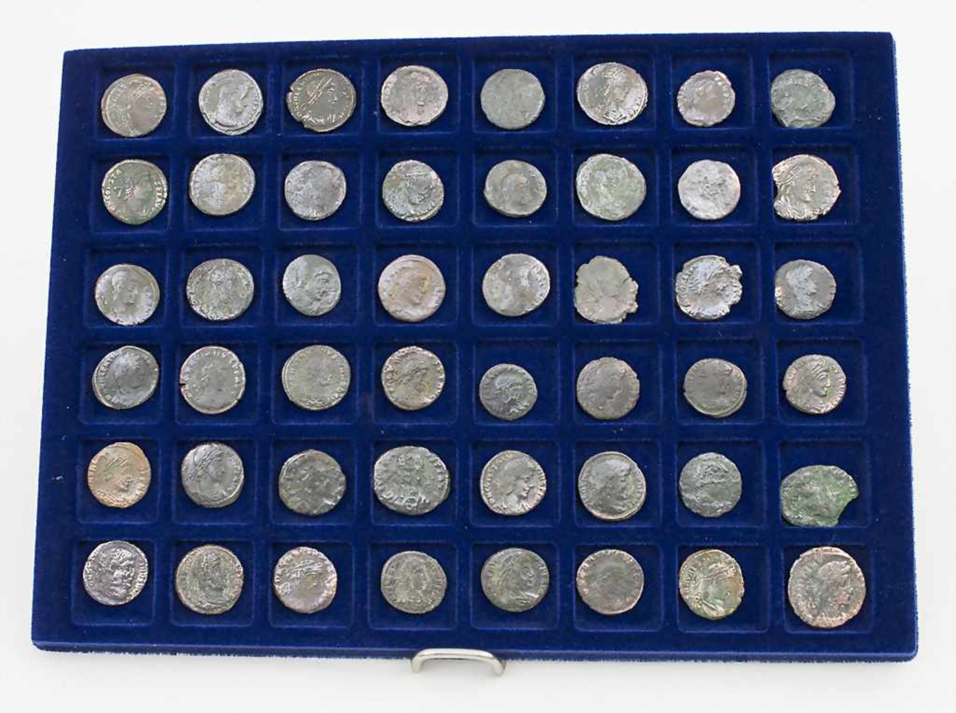 Lot 48 römische Münzen / 48 Roman coins Zustand: ungereinigter Bodenfund, Herkunft: aus alter
