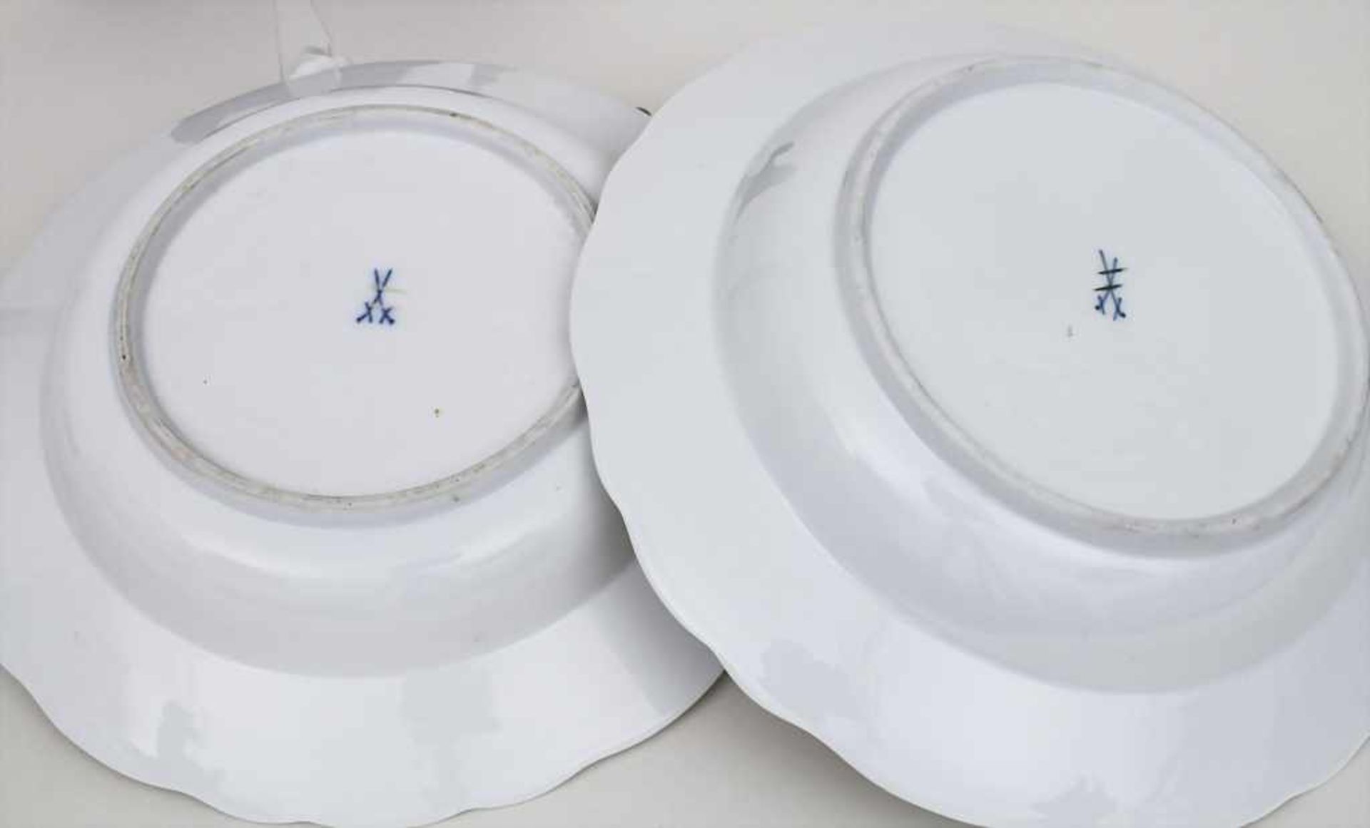 2 tiefe Teller / 2 soup plates, Meissen, Ende 19. Jh. Material: Porzellan, polychrom bemalt, - Bild 2 aus 2