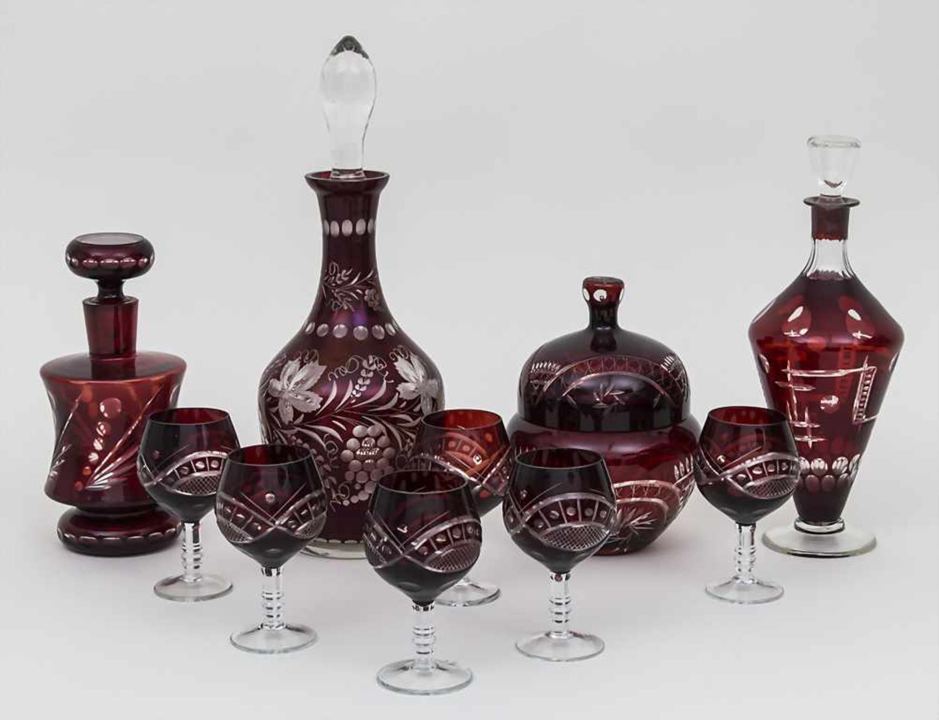 Konvolut rubinroter Gläser / A set of ruby red glasses 3 Karaffen, 1 Bonbonnière, 6 Likörgläser,