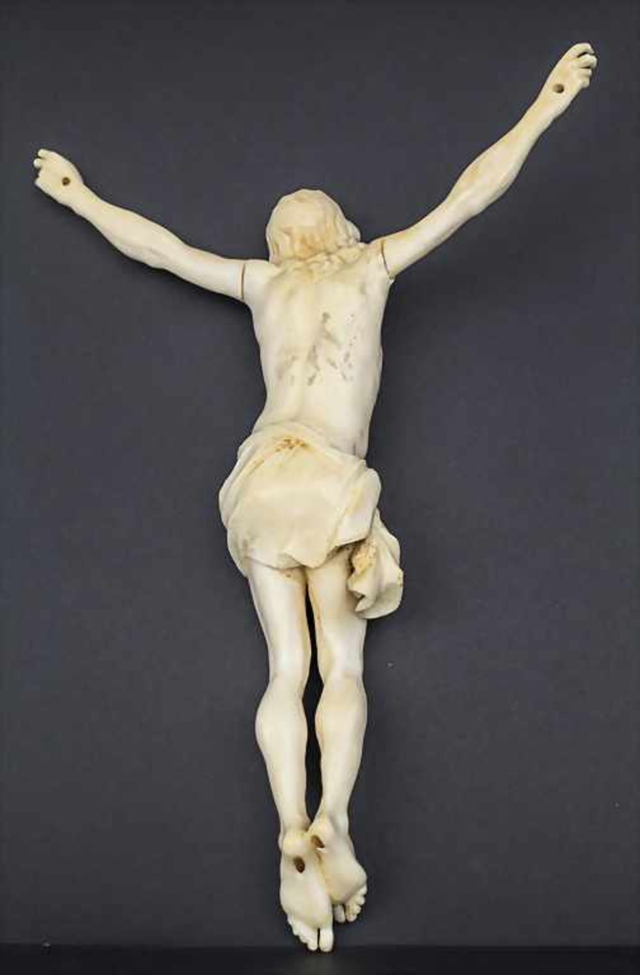 Elfenbein Kruzifix / A crucifix, Dieppe, um 1820 Material: Elfenbein-Korpus,Maße: 24 x 17 cm, - Bild 2 aus 2