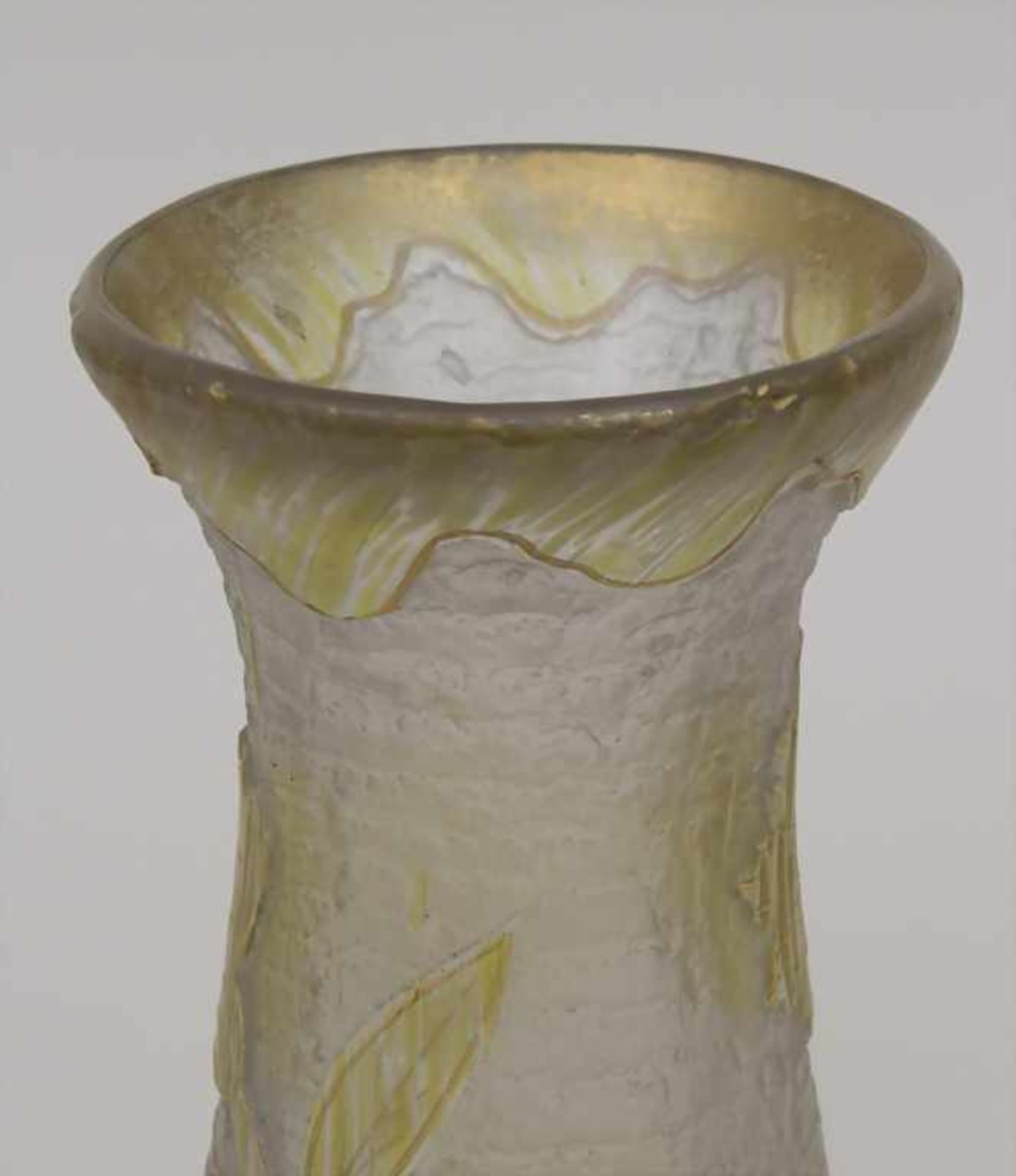 Langhalsvase / A long throat vase, Loetz Wwe., Böhmen, um 1900 Material: farbloses Glas, - Bild 3 aus 3
