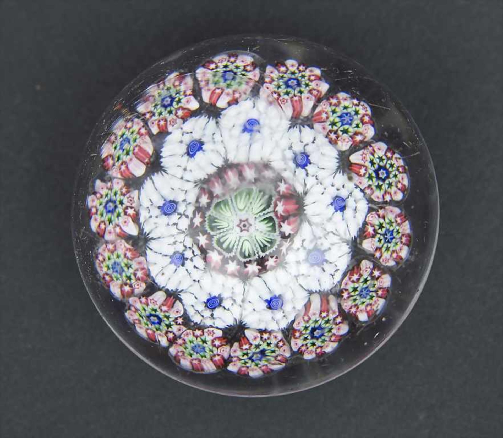 Kleiner Briefbeschwerer / Paperweight Millefiori, Clichy, Mitte 19. Jh. kreisförmig angeordnete